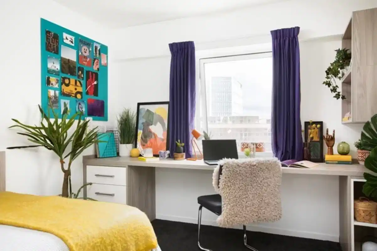 Exterior?w=400&h=260&fit=crop&q=40&auto=format&trim=auto