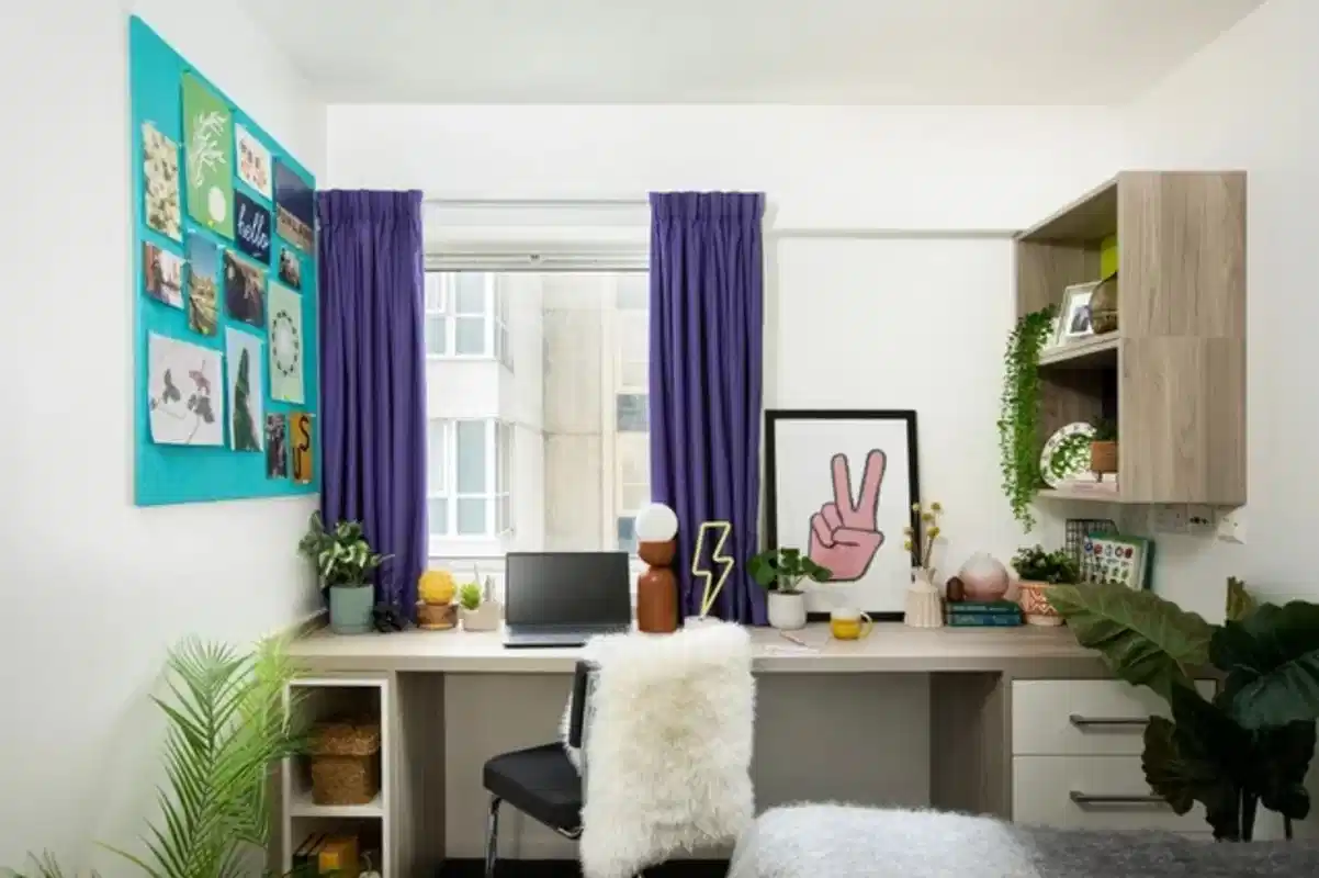 Exterior?w=400&h=260&fit=crop&q=40&auto=format&trim=auto