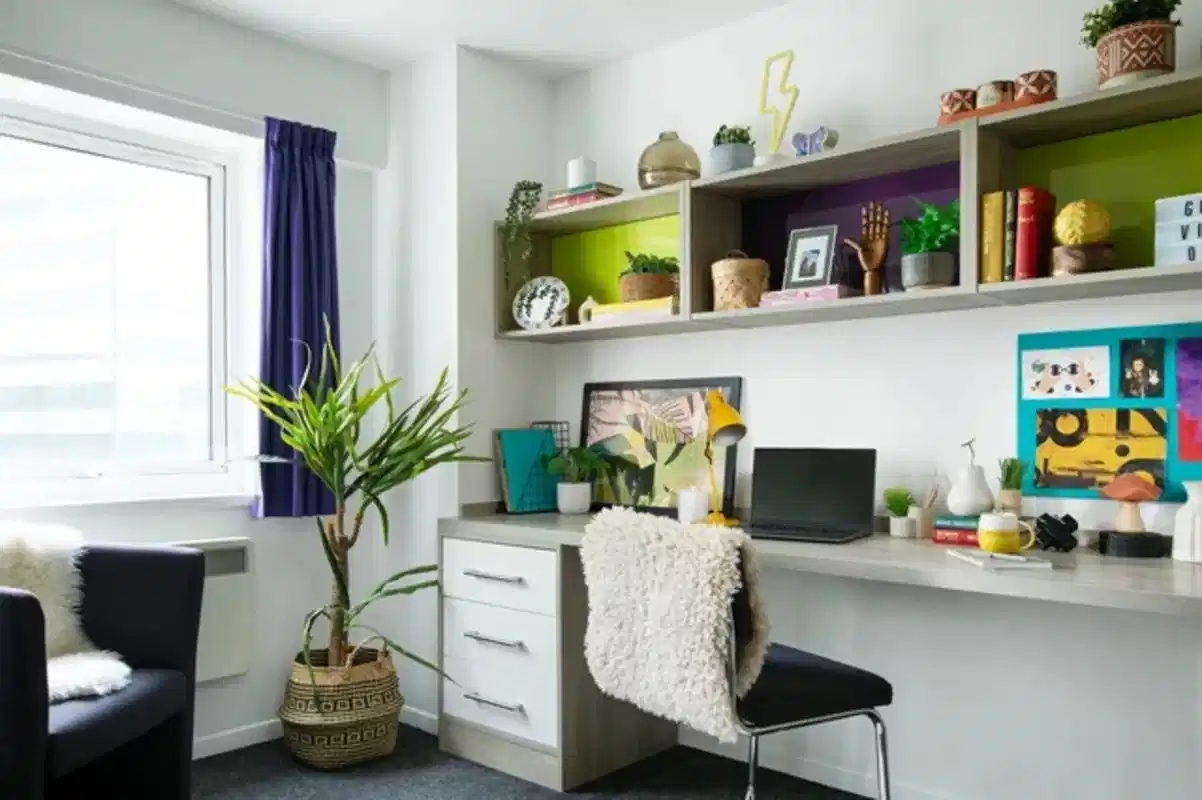 Exterior?w=400&h=260&fit=crop&q=40&auto=format&trim=auto