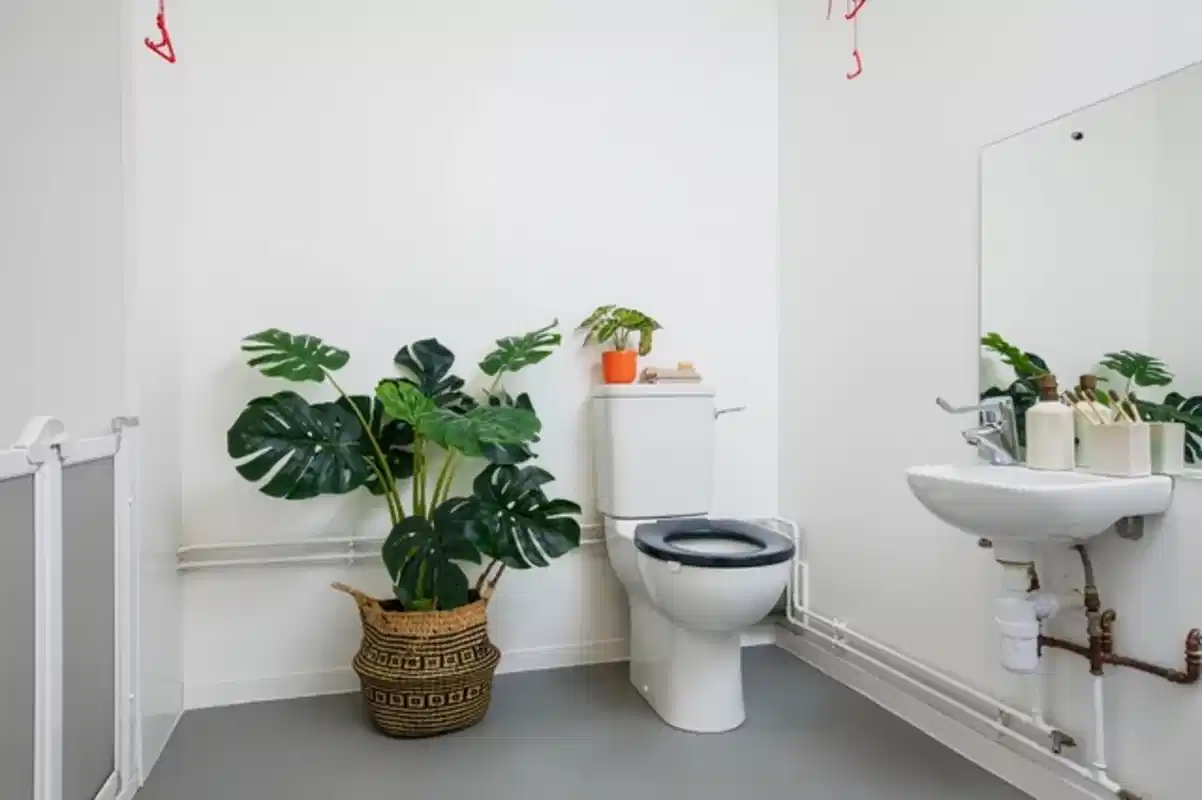 Exterior?w=400&h=260&fit=crop&q=40&auto=format&trim=auto