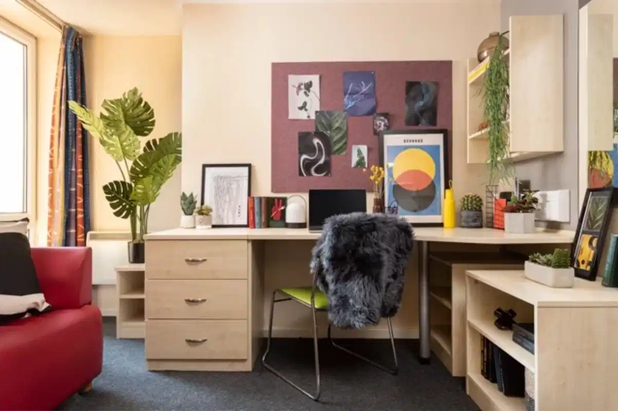 Common Area?w=400&h=260&fit=crop&q=40&auto=format&trim=auto