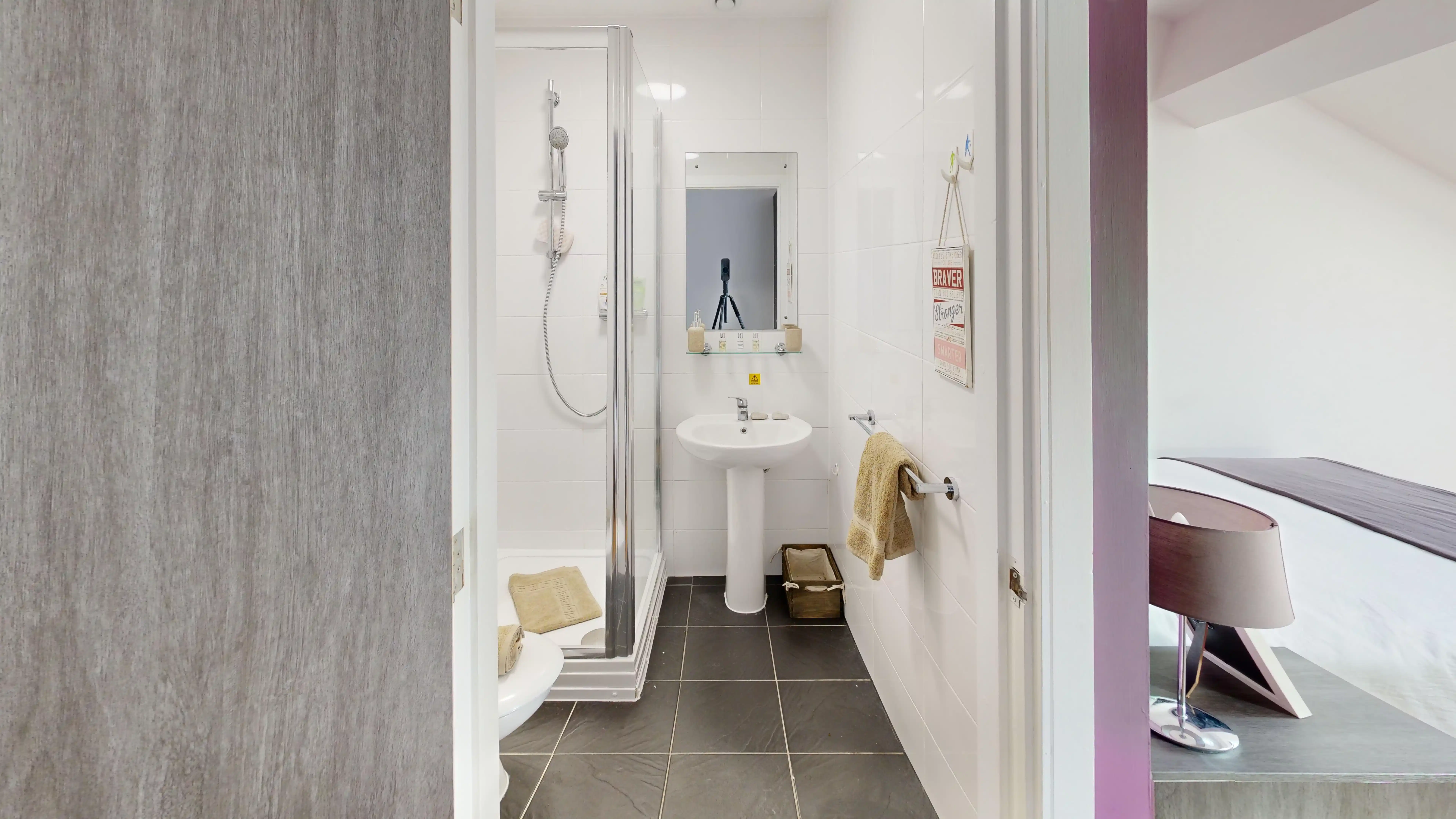 Exterior?w=400&h=260&fit=crop&q=40&auto=format&trim=auto