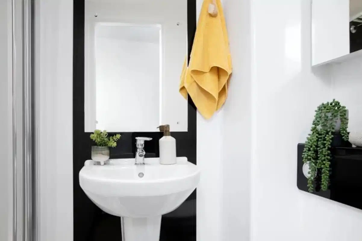 Exterior?w=400&h=260&fit=crop&q=40&auto=format&trim=auto