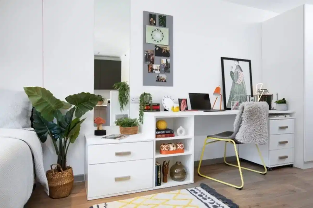 Exterior?w=400&h=260&fit=crop&q=40&auto=format&trim=auto