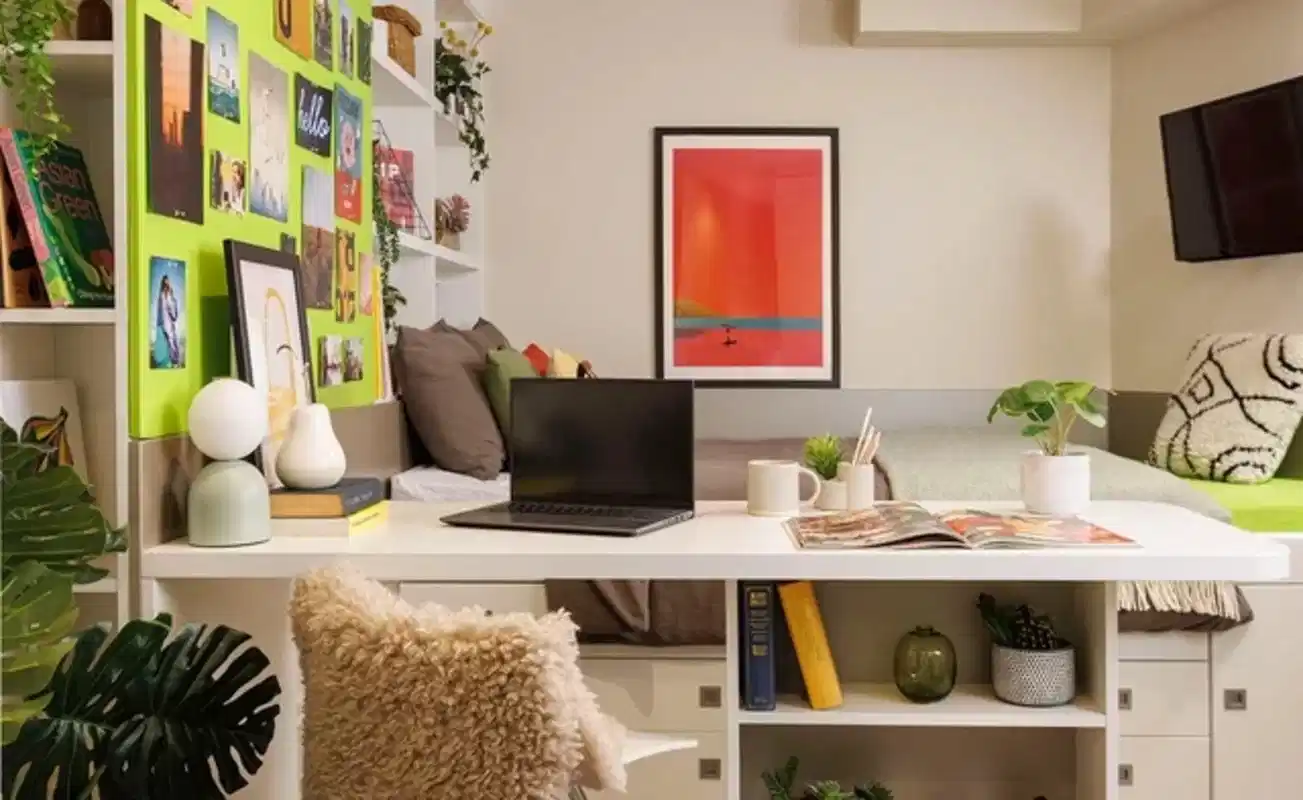 Exterior?w=400&h=260&fit=crop&q=40&auto=format&trim=auto