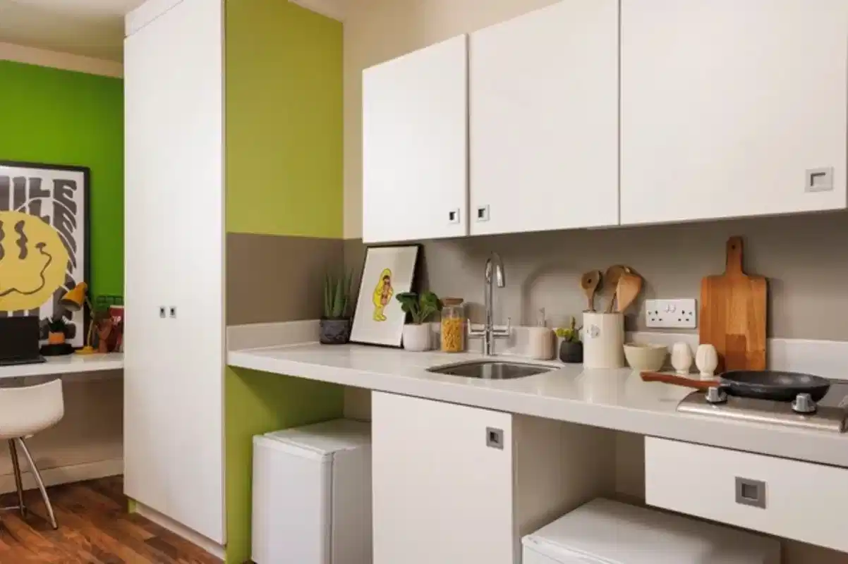 Exterior?w=400&h=260&fit=crop&q=40&auto=format&trim=auto