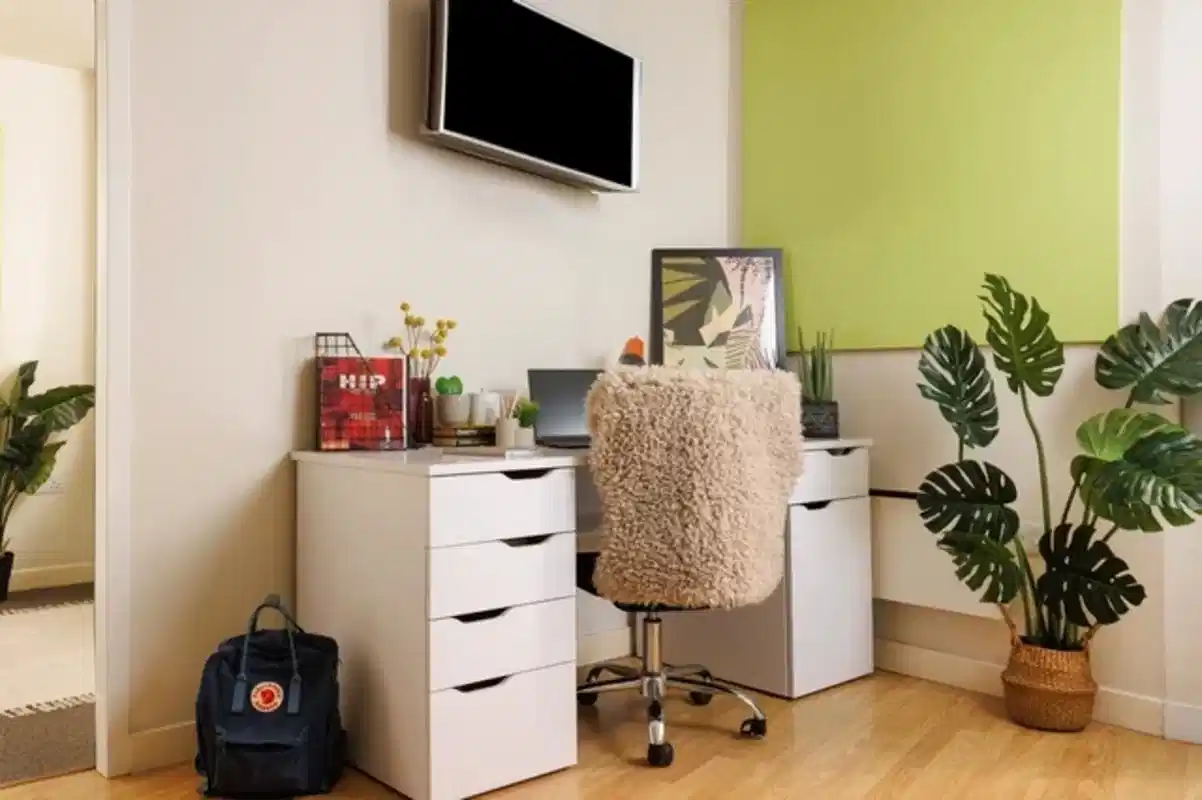 Exterior?w=400&h=260&fit=crop&q=40&auto=format&trim=auto