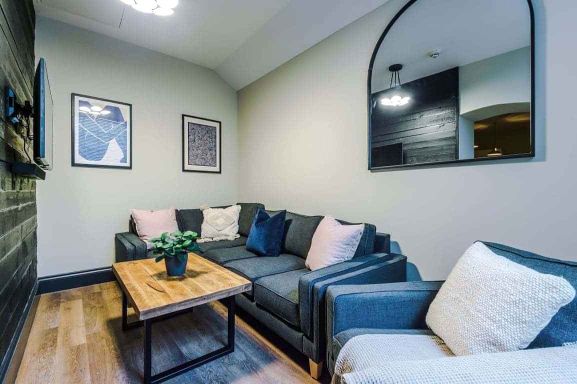 Common Area?w=400&h=260&fit=crop&q=40&auto=format&trim=auto