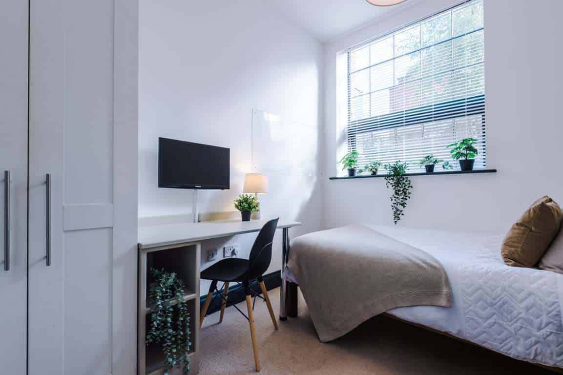 Common Area?w=400&h=260&fit=crop&q=40&auto=format&trim=auto