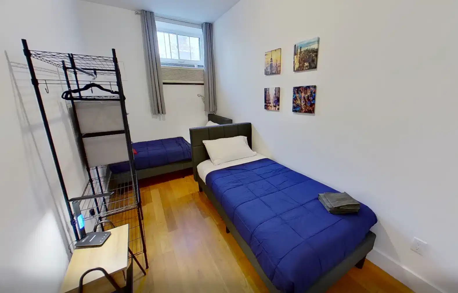 Bedroom?w=400&h=260&fit=crop&q=40&auto=format&trim=auto