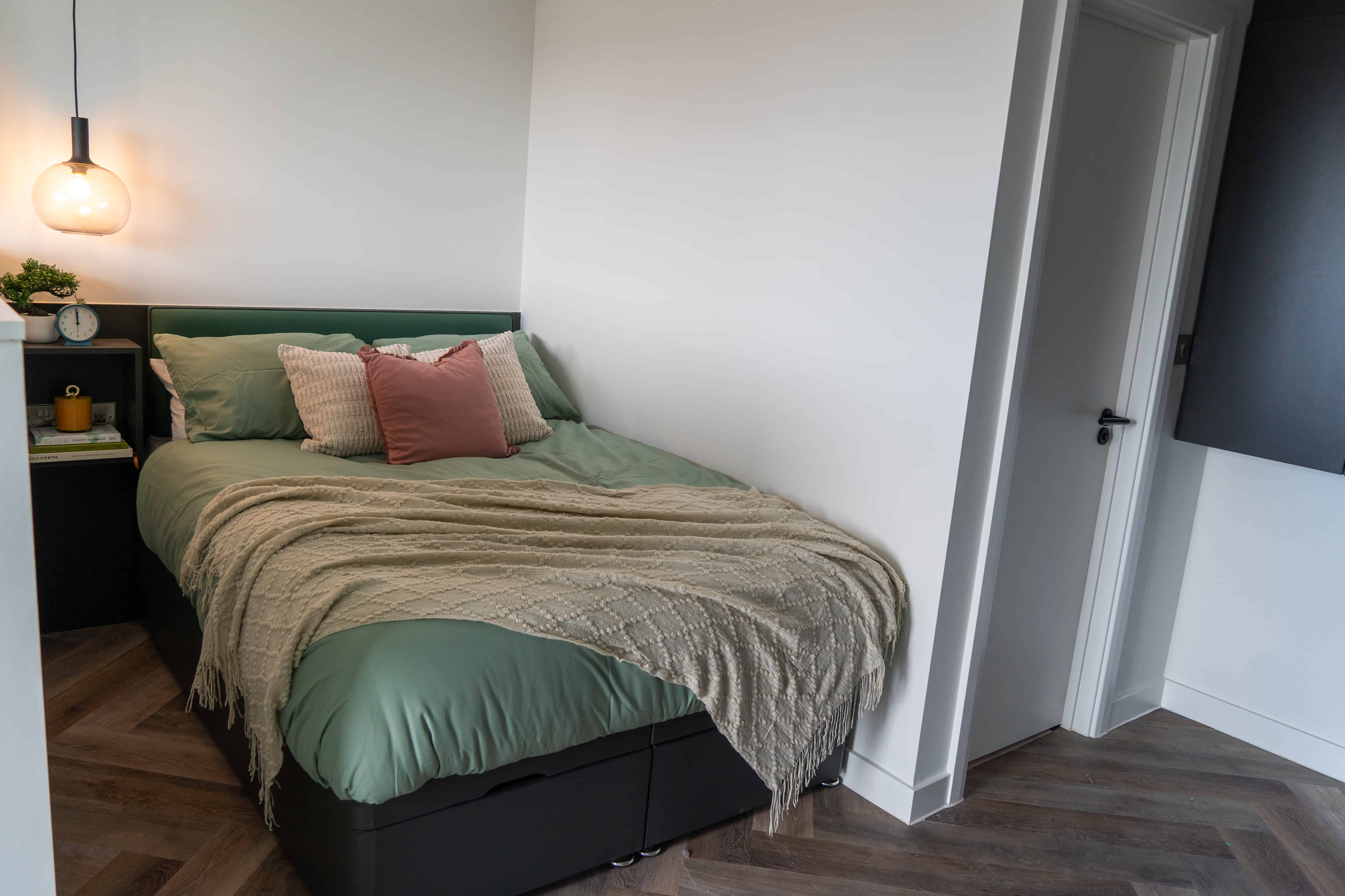 Amenities?w=400&h=260&fit=crop&q=40&auto=format&trim=auto