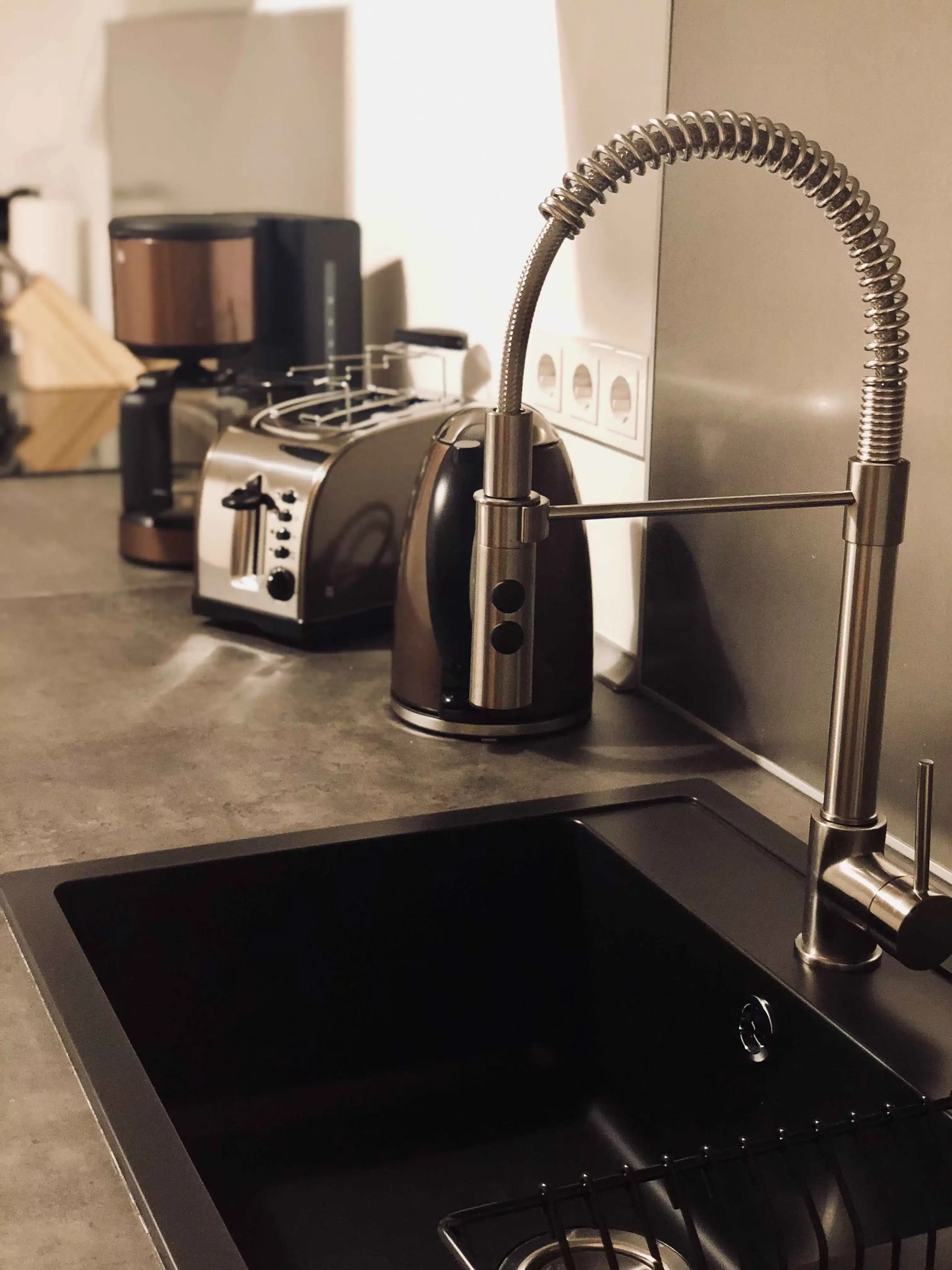 Exterior?w=400&h=260&fit=crop&q=40&auto=format&trim=auto