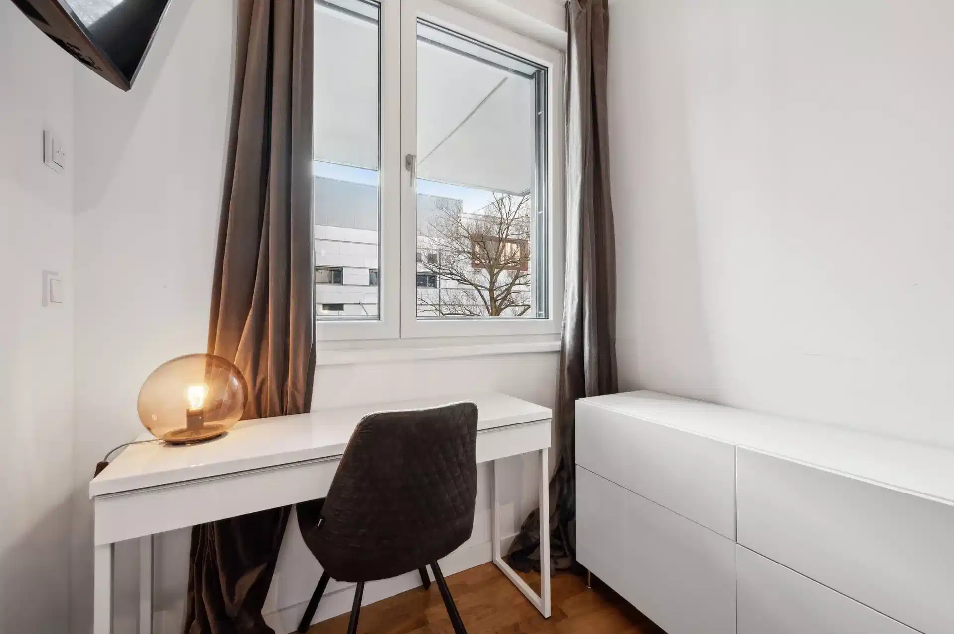 Exterior?w=400&h=260&fit=crop&q=40&auto=format&trim=auto