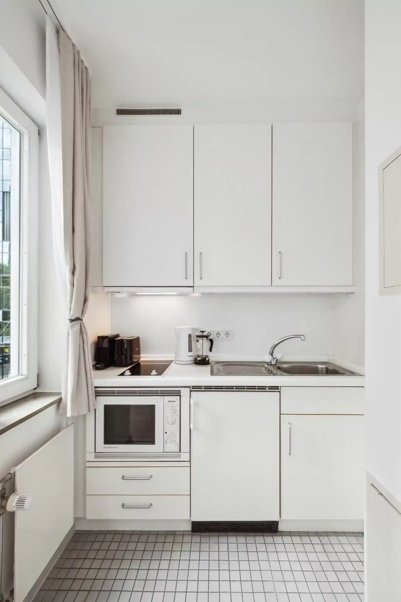 Exterior?w=400&h=260&fit=crop&q=40&auto=format&trim=auto