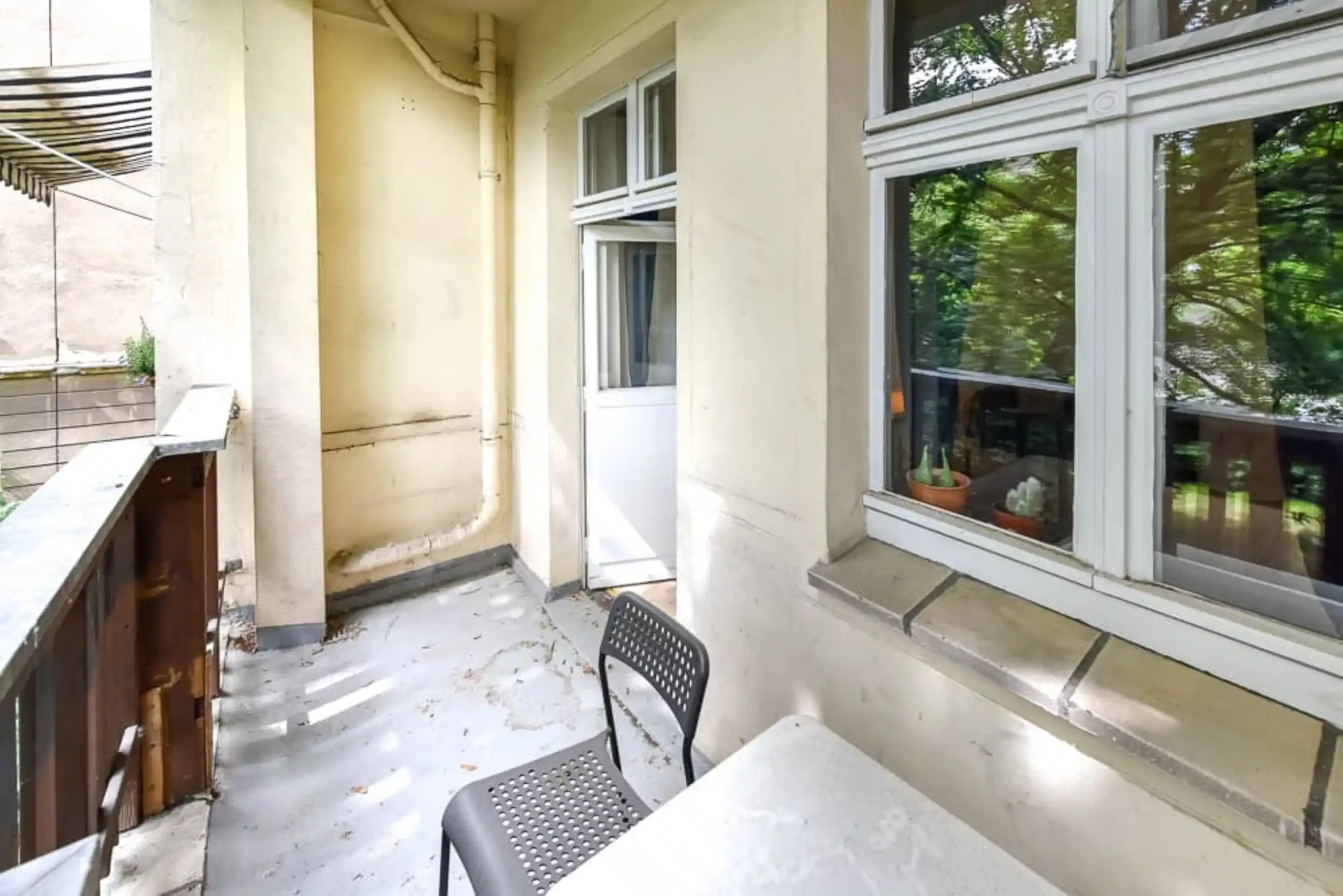 Exterior?w=400&h=260&fit=crop&q=40&auto=format&trim=auto