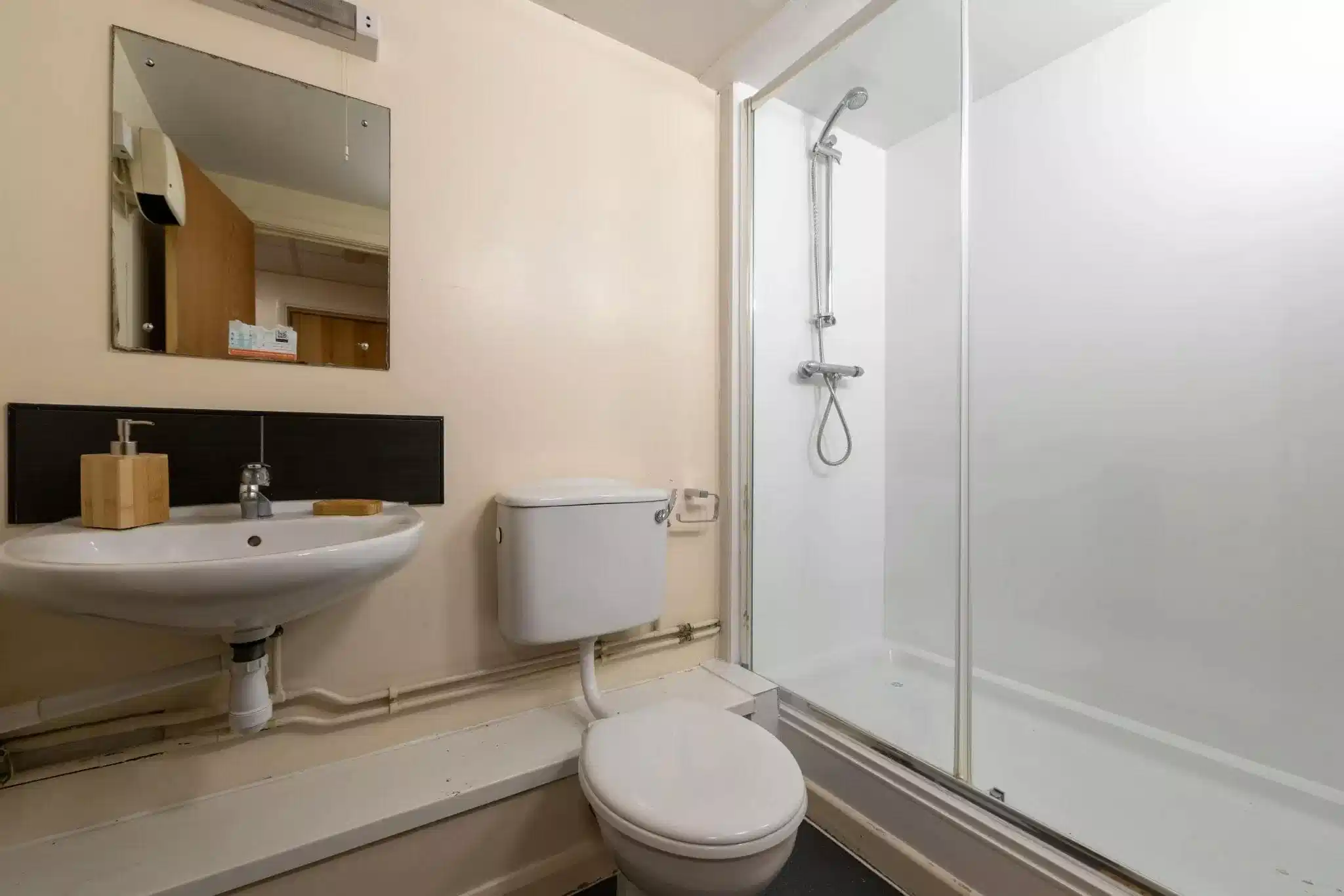 Exterior?w=400&h=260&fit=crop&q=40&auto=format&trim=auto