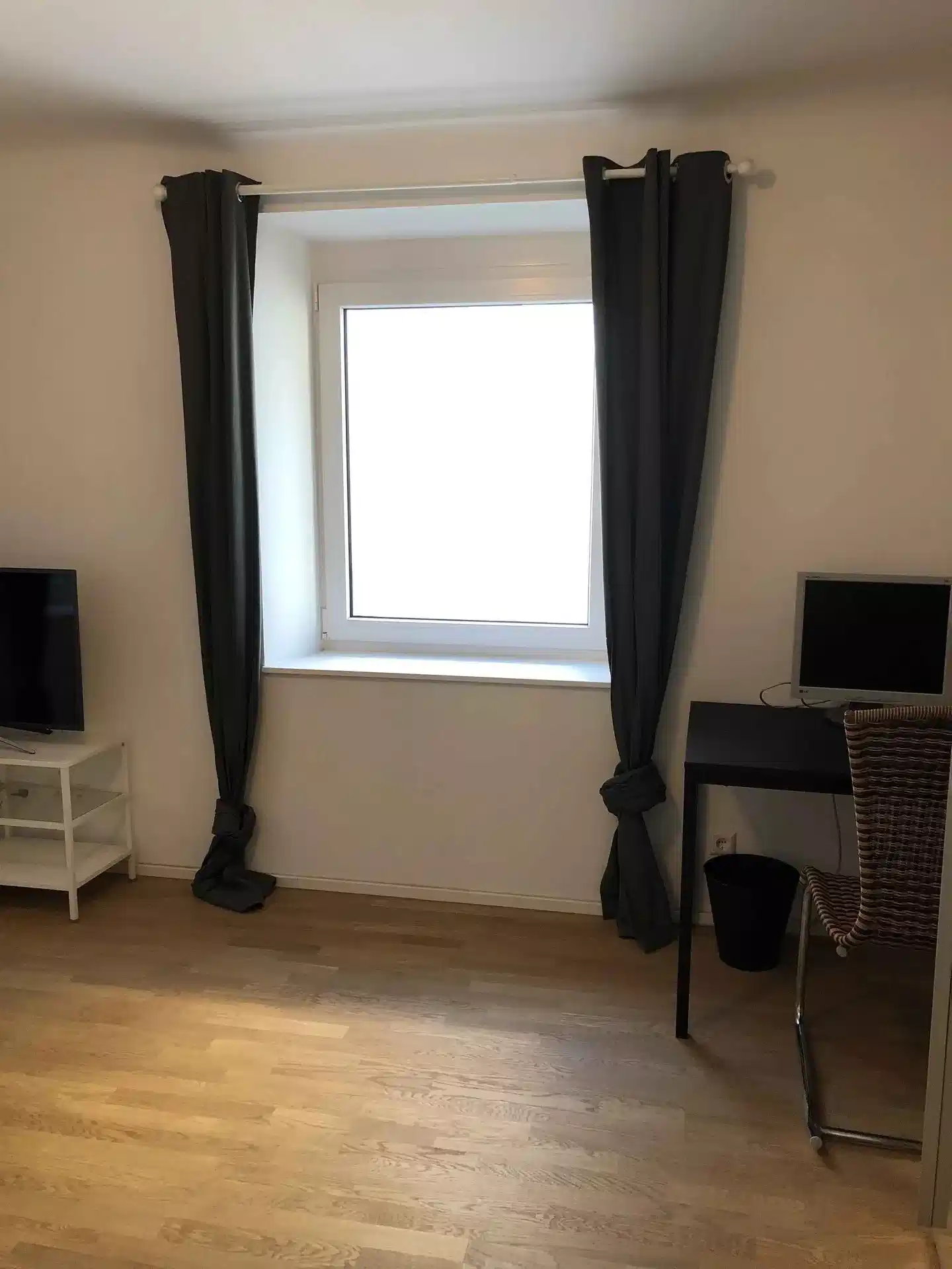 Common Area?w=400&h=260&fit=crop&q=40&auto=format&trim=auto