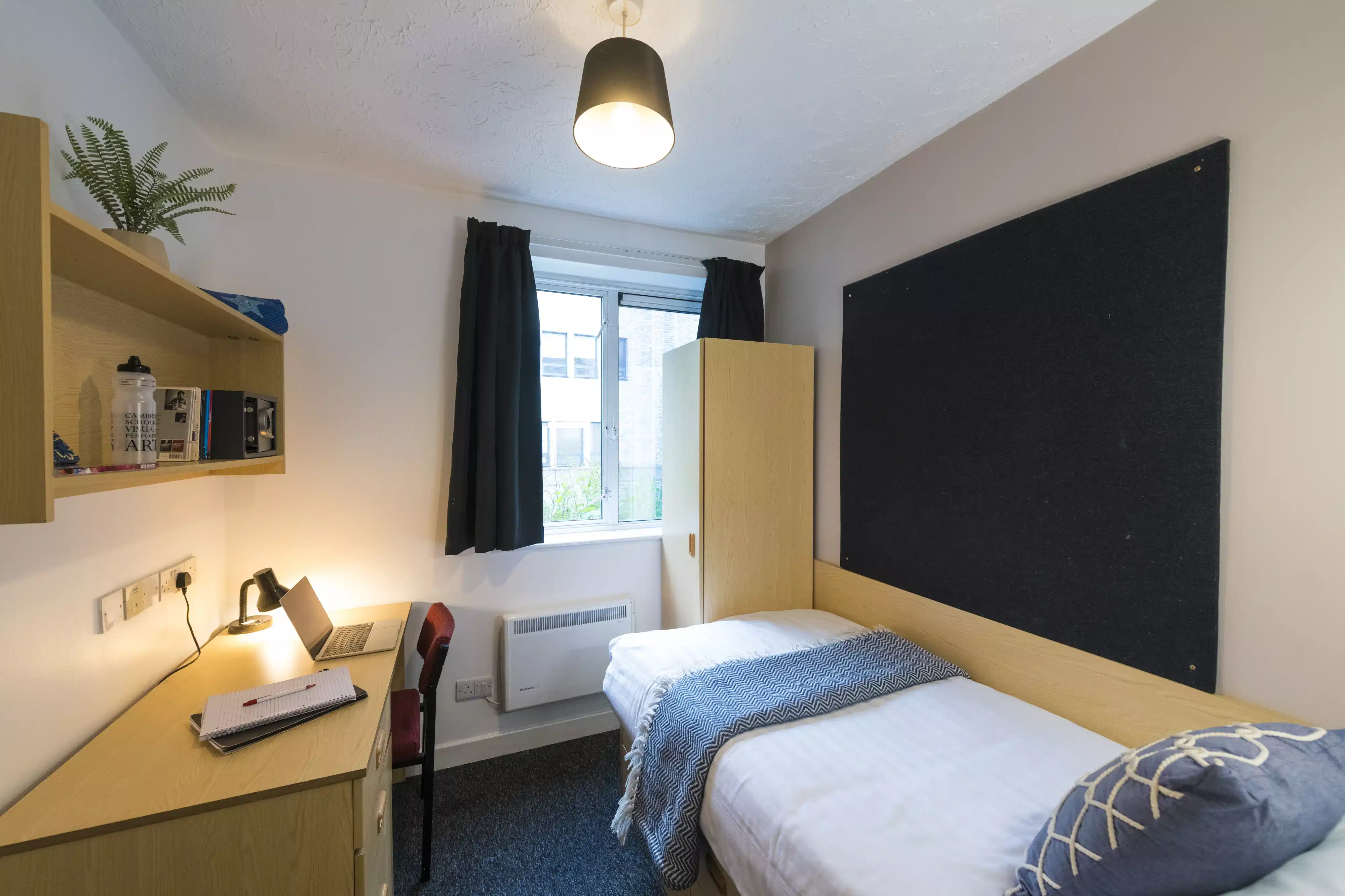 Bathroom?w=400&h=260&fit=crop&q=40&auto=format&trim=auto