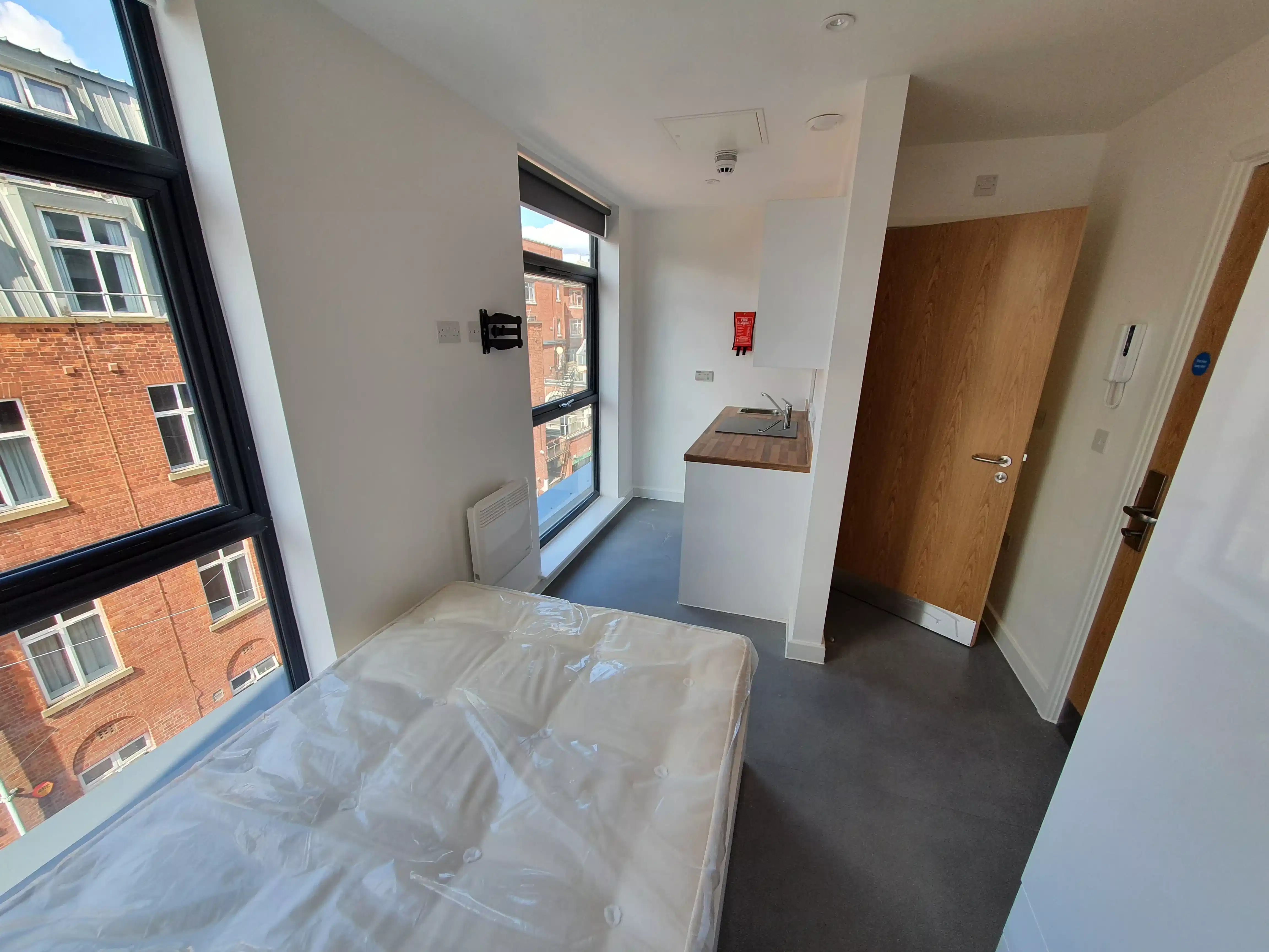 Exterior?w=400&h=260&fit=crop&q=40&auto=format&trim=auto