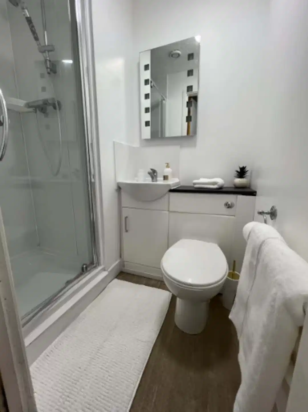 Amenities?w=400&h=260&fit=crop&q=40&auto=format&trim=auto