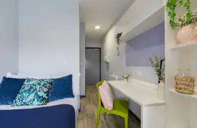 Bedroom?w=400&h=260&fit=crop&q=40&auto=format&trim=auto