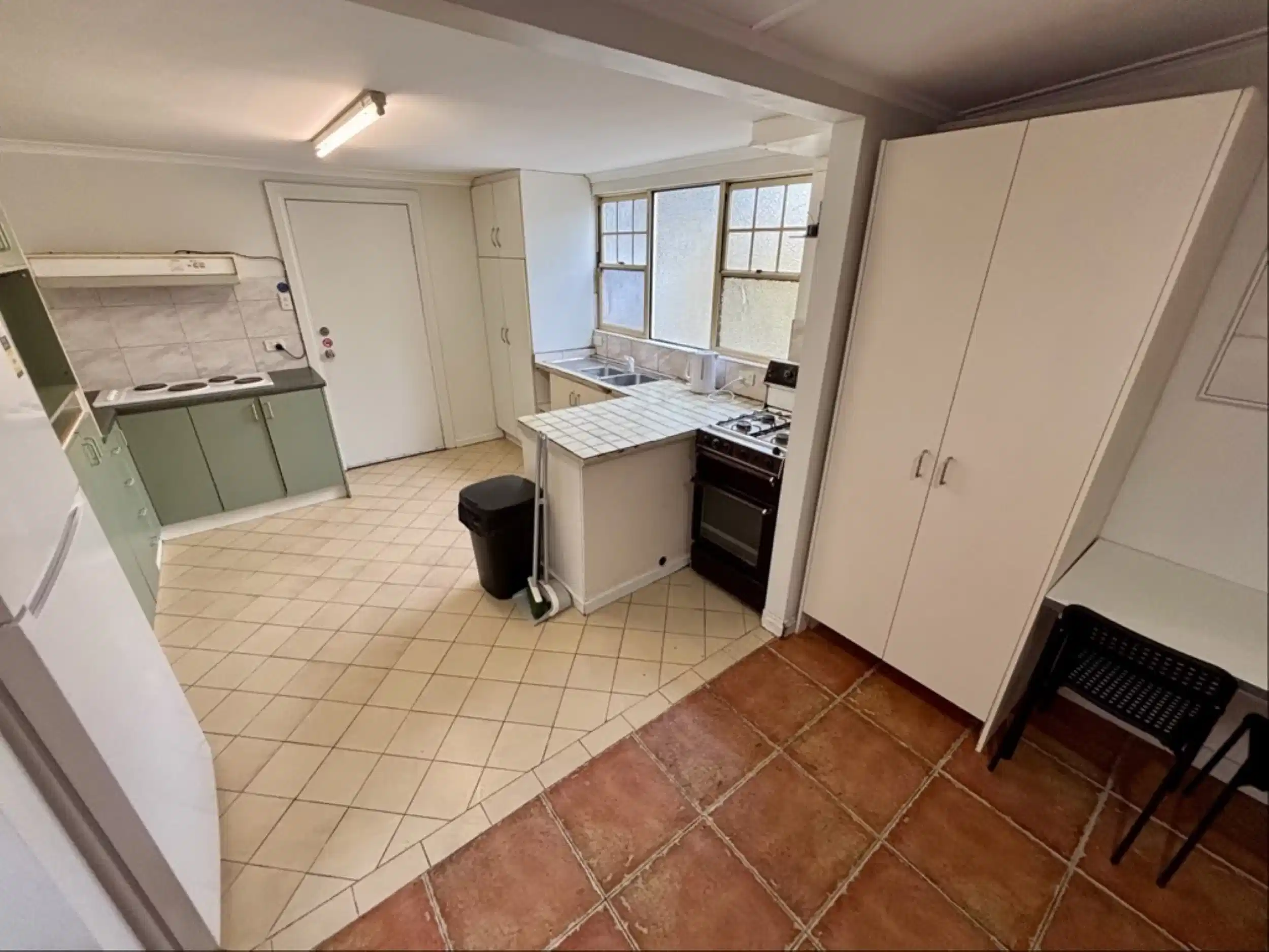 Room 1 - Bathroom?w=400&h=260&fit=crop&q=40&auto=format&trim=auto