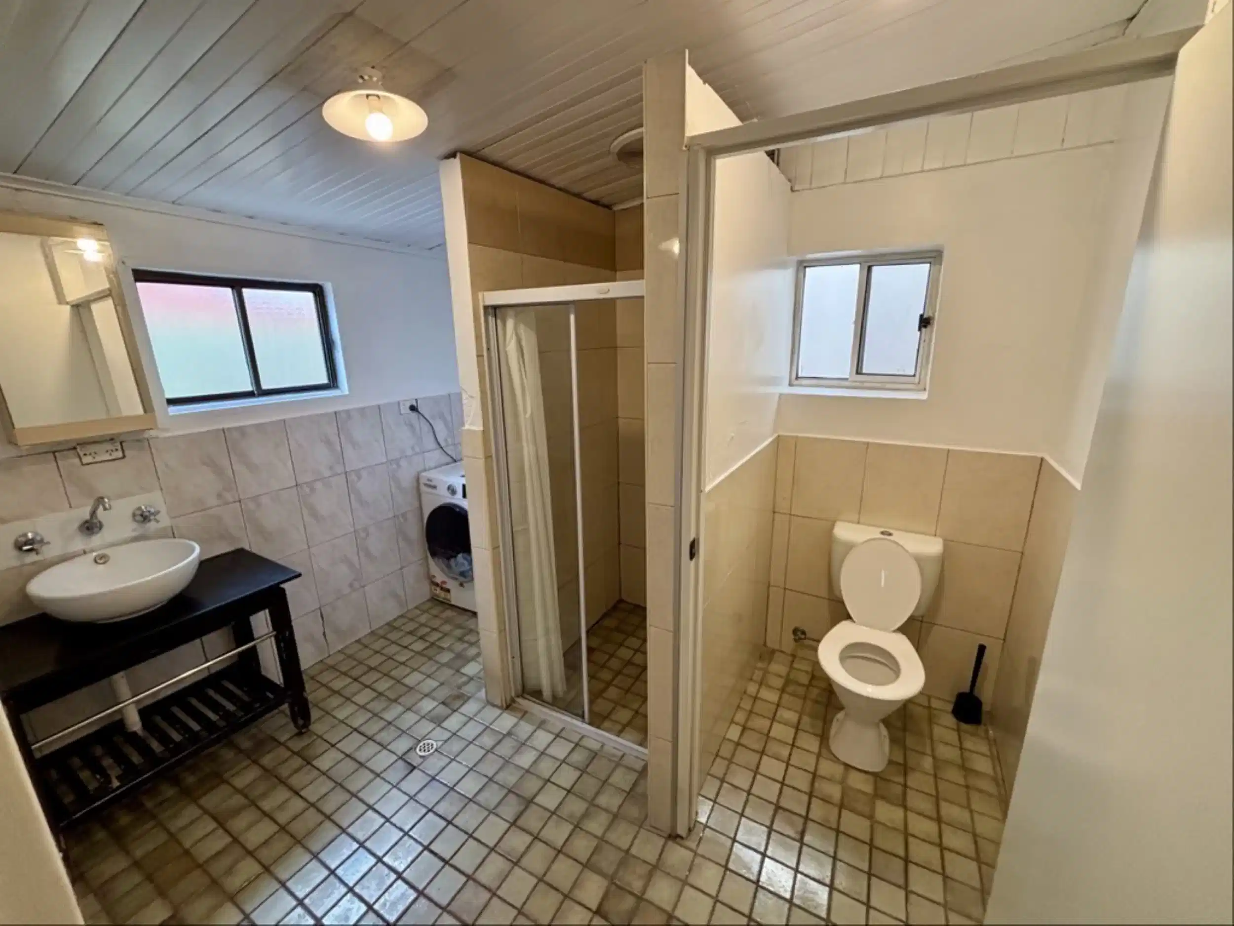 Room in a 6 Bedroom Apartment, 25 Eighth St, Bowden, Australia SA 5007 - Adelaide, South Australia, Australia - Room 1 - Bathroom