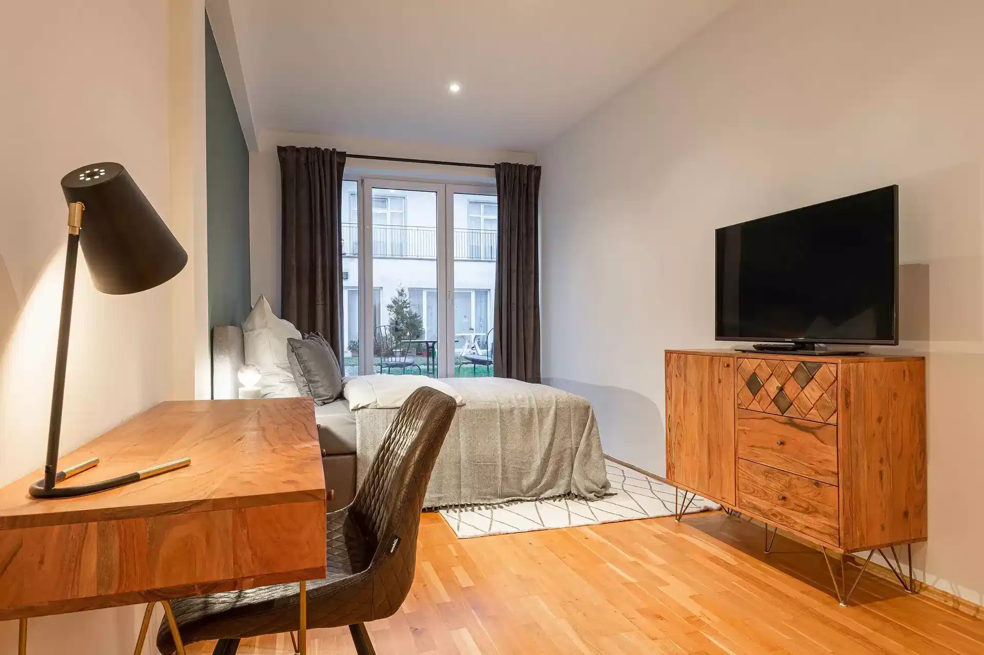 Exterior?w=400&h=260&fit=crop&q=40&auto=format&trim=auto