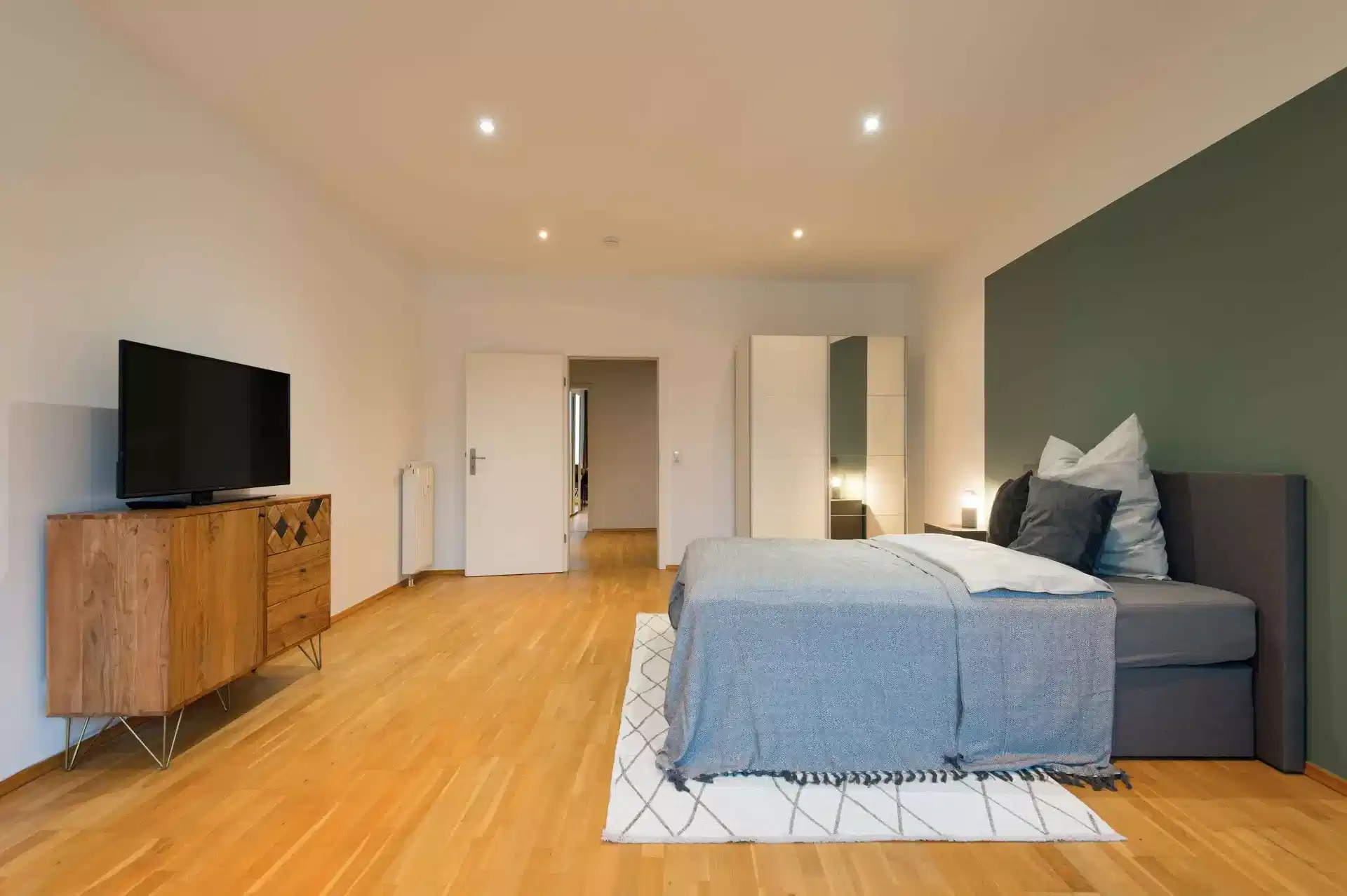 Exterior?w=400&h=260&fit=crop&q=40&auto=format&trim=auto