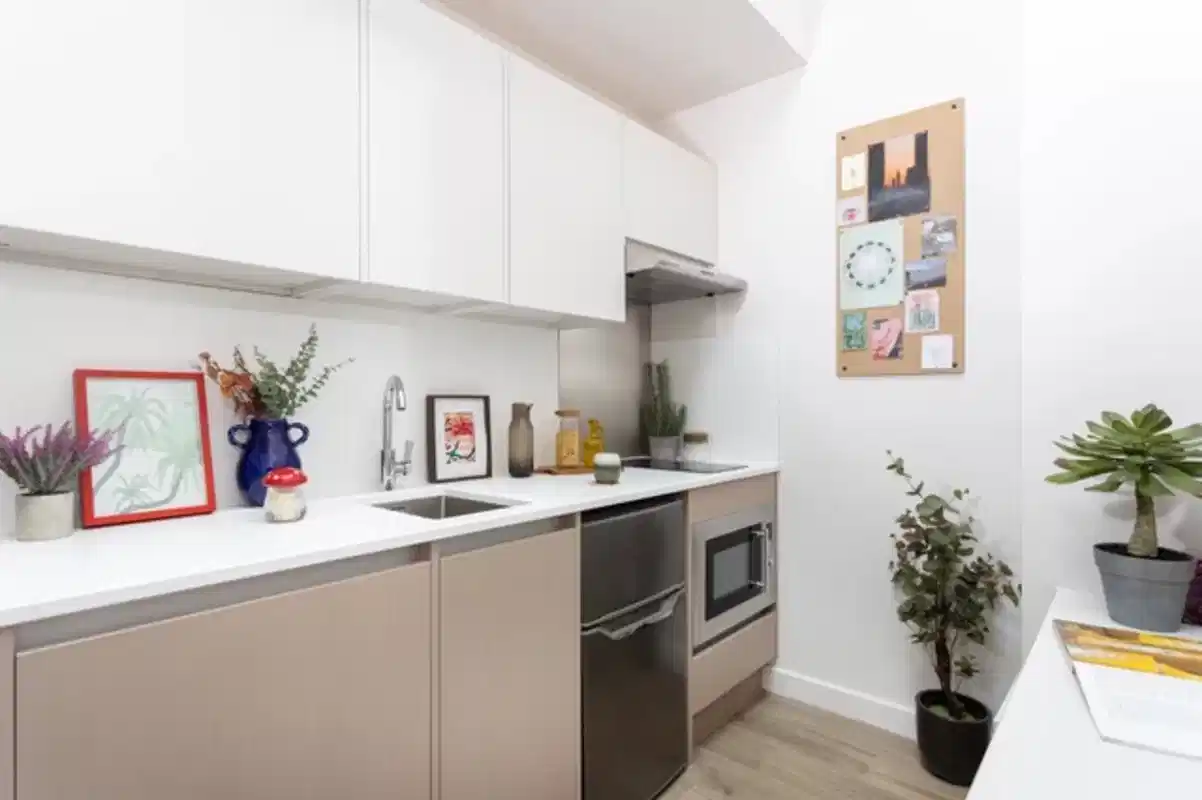 Common Area?w=400&h=260&fit=crop&q=40&auto=format&trim=auto