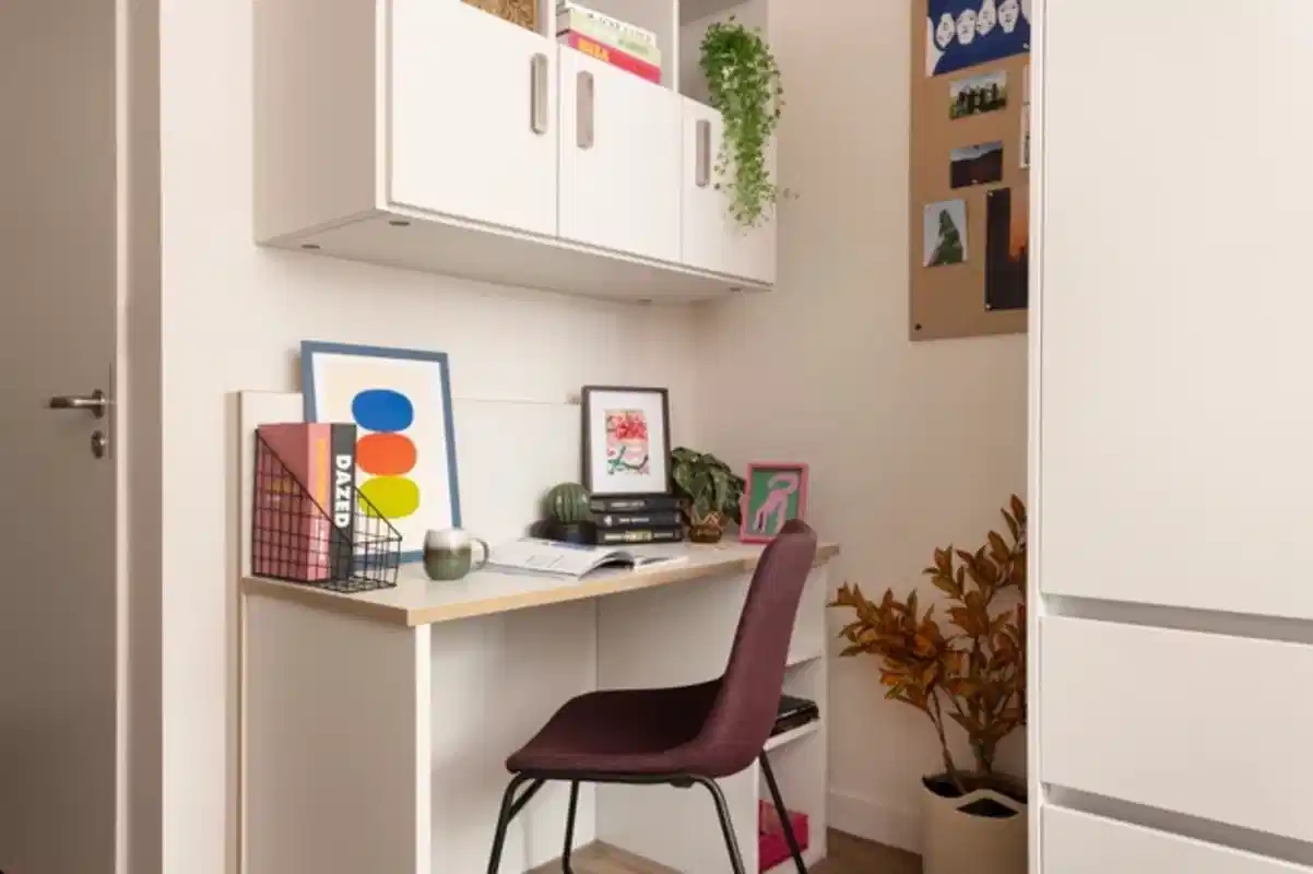 Common Area?w=400&h=260&fit=crop&q=40&auto=format&trim=auto