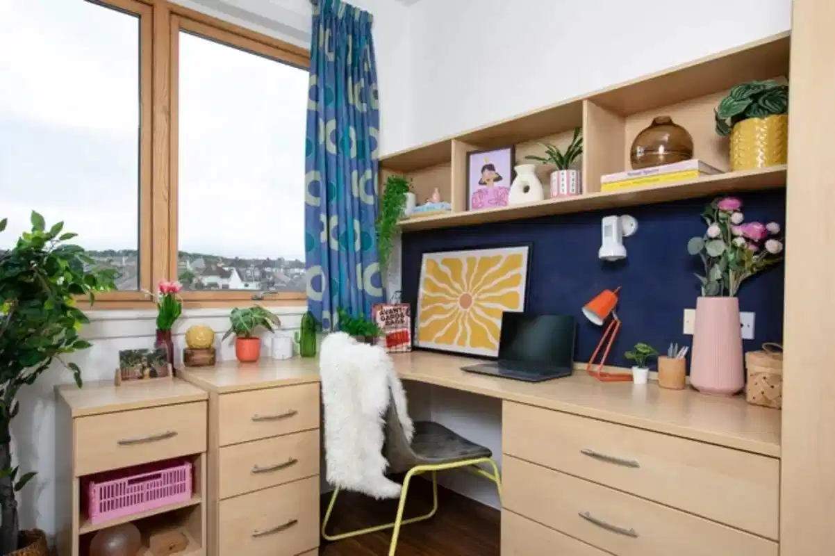 Amenities?w=400&h=260&fit=crop&q=40&auto=format&trim=auto