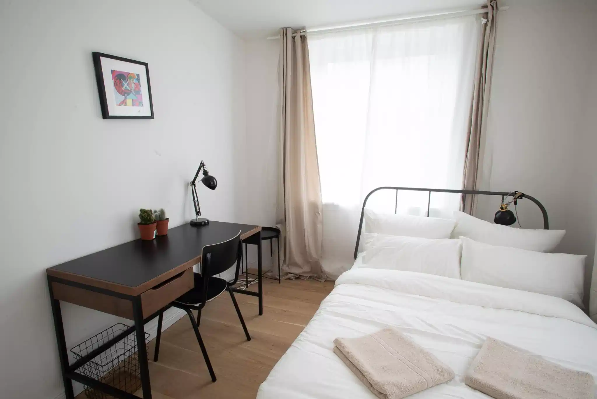 Exterior?w=400&h=260&fit=crop&q=40&auto=format&trim=auto