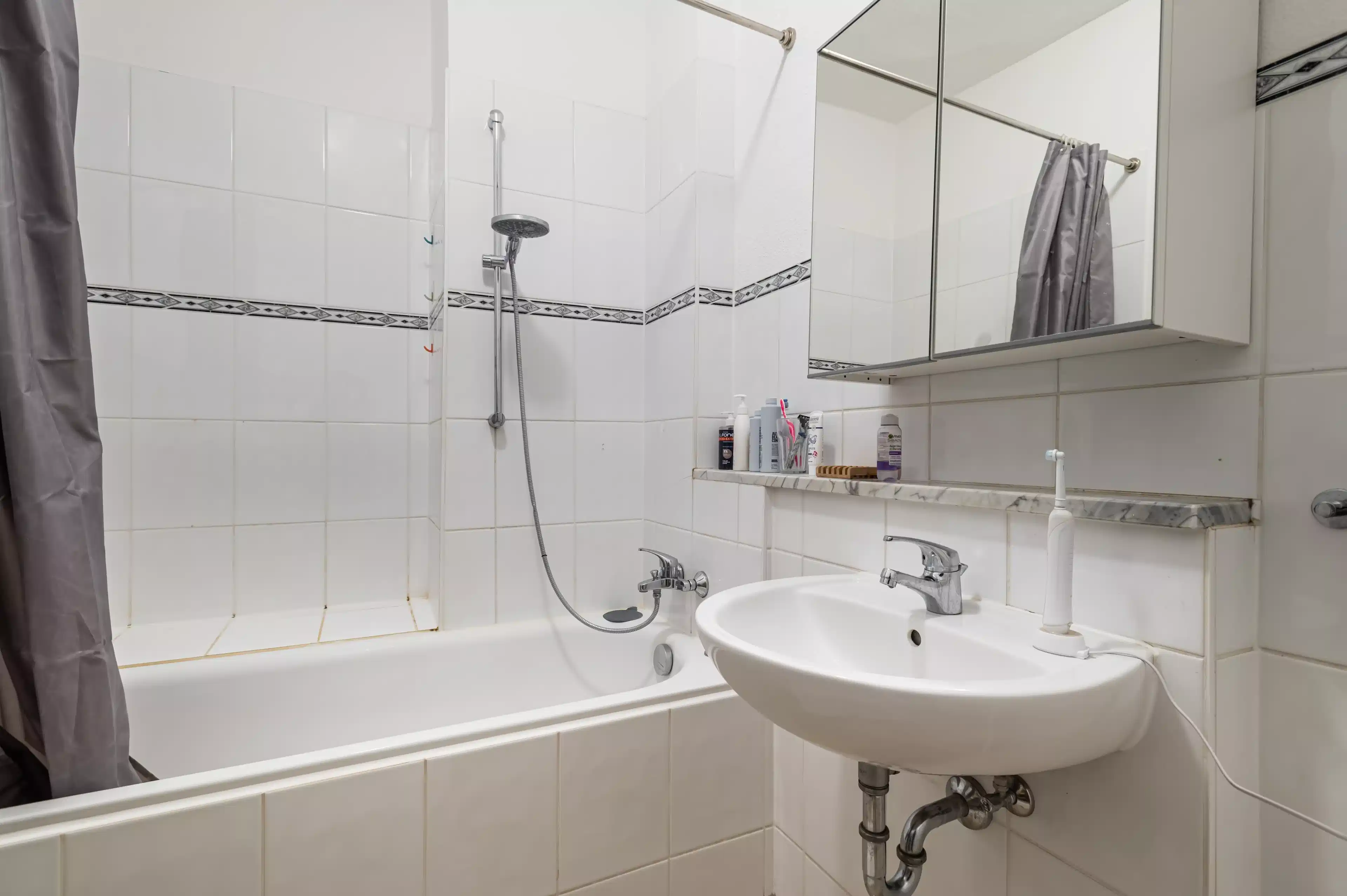 Exterior?w=400&h=260&fit=crop&q=40&auto=format&trim=auto