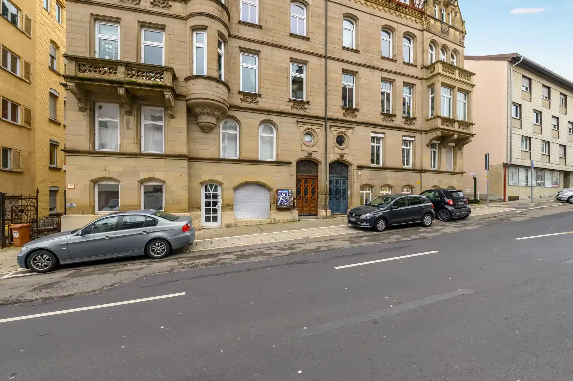 Exterior?w=400&h=260&fit=crop&q=40&auto=format&trim=auto