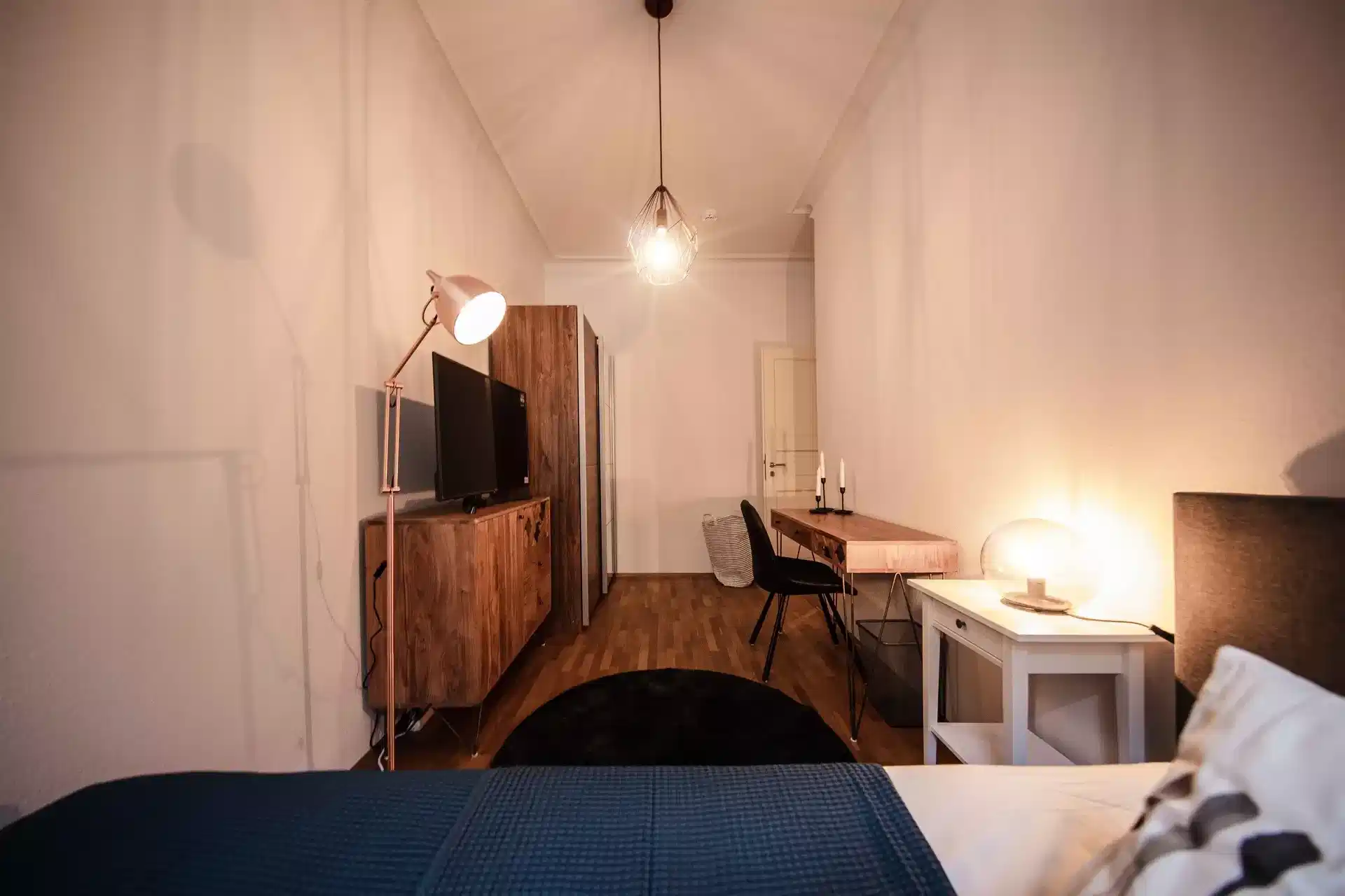 Exterior?w=400&h=260&fit=crop&q=40&auto=format&trim=auto