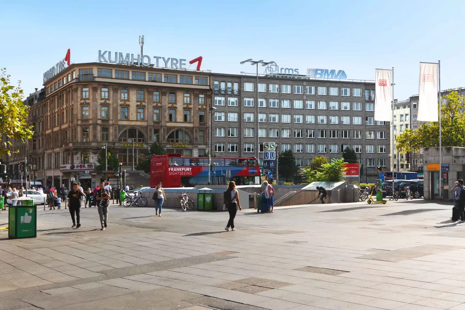 Exterior?w=400&h=260&fit=crop&q=40&auto=format&trim=auto