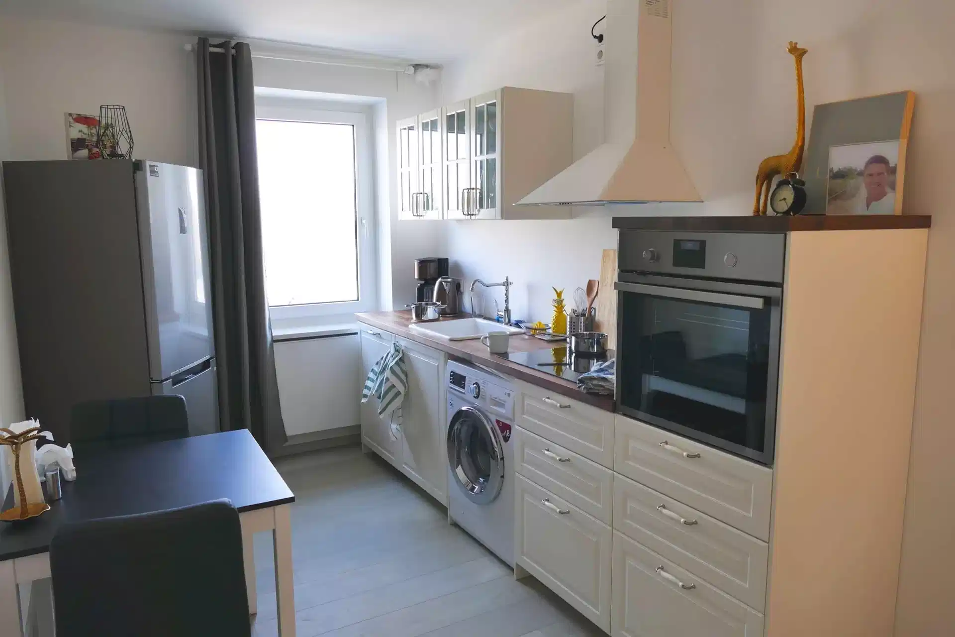 Exterior?w=400&h=260&fit=crop&q=40&auto=format&trim=auto