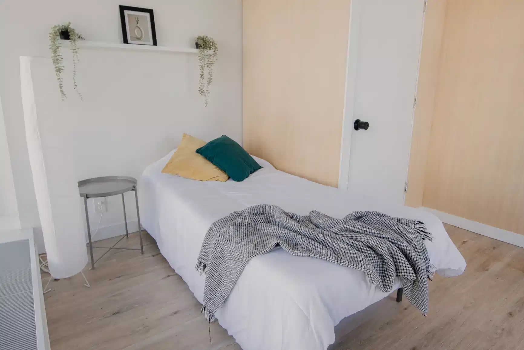 Exterior?w=400&h=260&fit=crop&q=40&auto=format&trim=auto