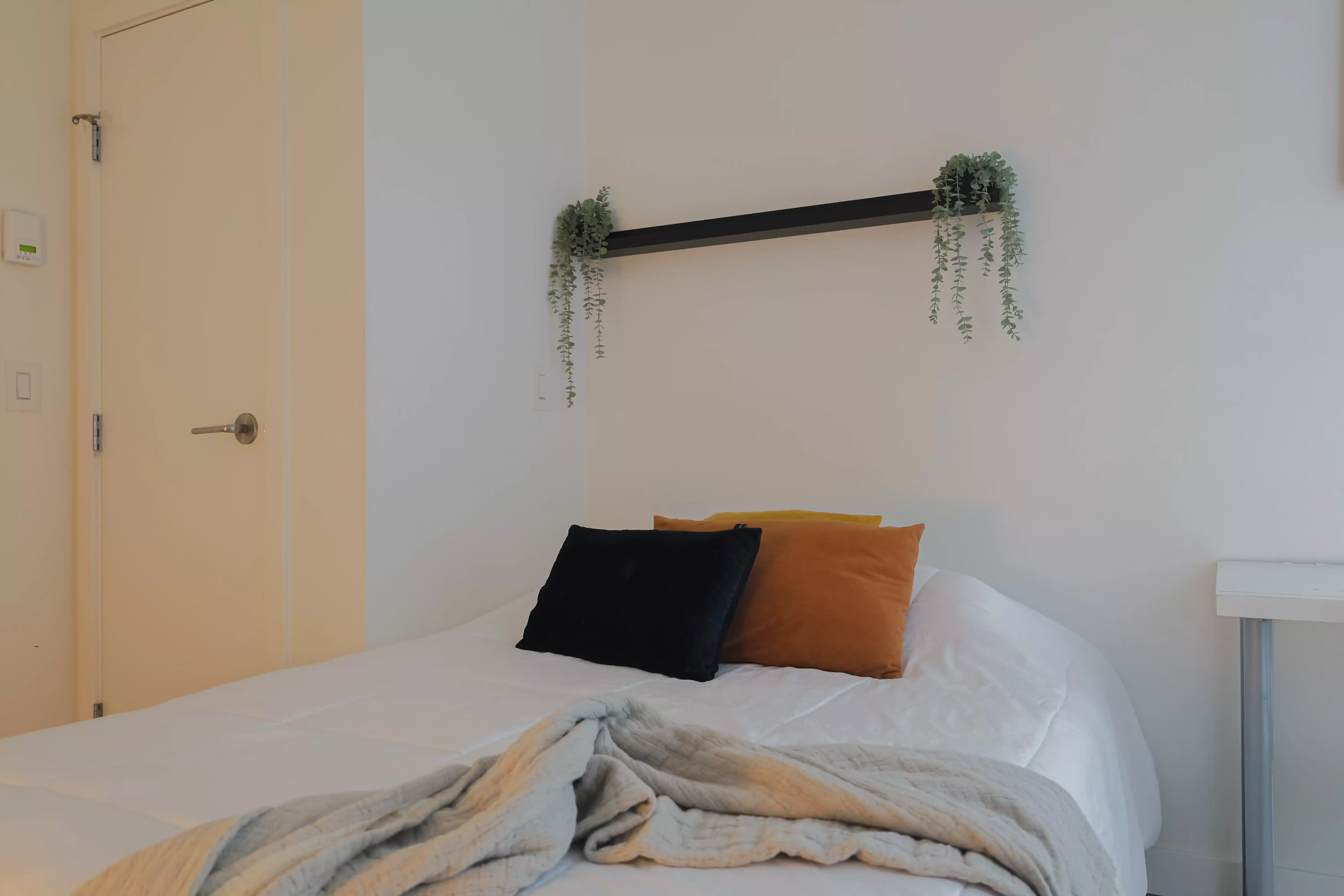 Exterior?w=400&h=260&fit=crop&q=40&auto=format&trim=auto