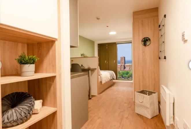 Common Area?w=400&h=260&fit=crop&q=40&auto=format&trim=auto