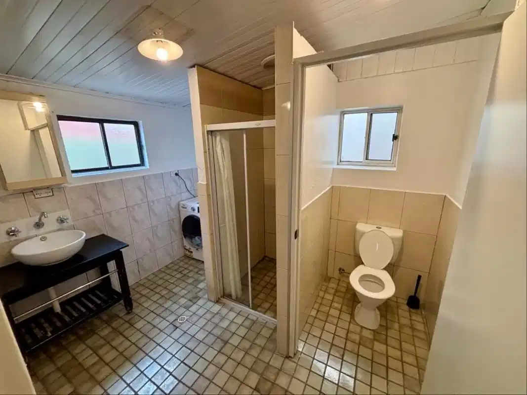 Exterior?w=400&h=260&fit=crop&q=40&auto=format&trim=auto