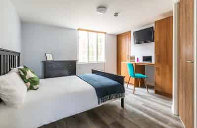 Bedroom?w=400&h=260&fit=crop&q=40&auto=format&trim=auto