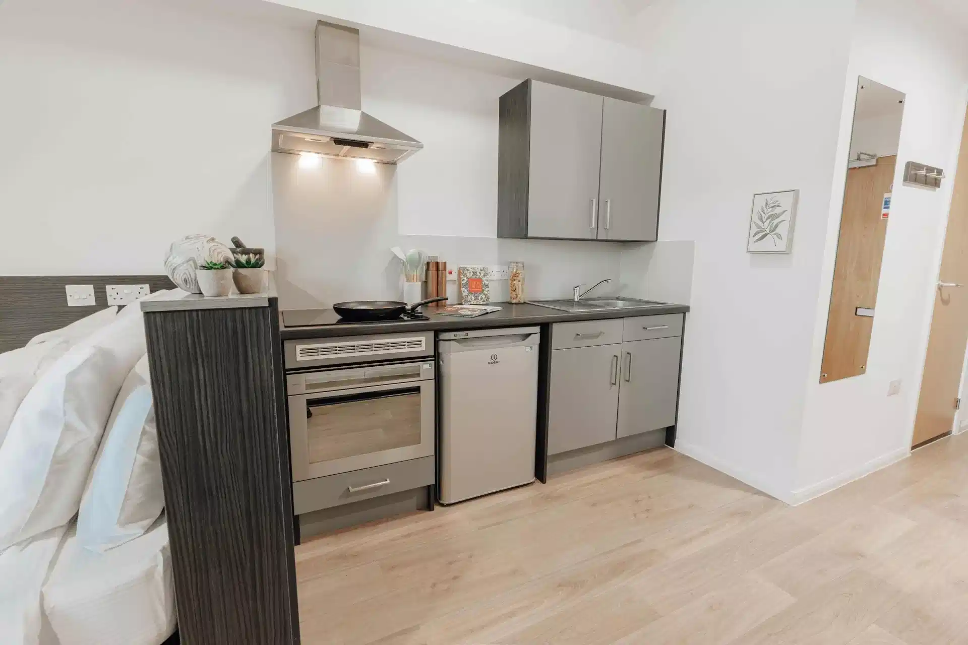 Exterior?w=400&h=260&fit=crop&q=40&auto=format&trim=auto