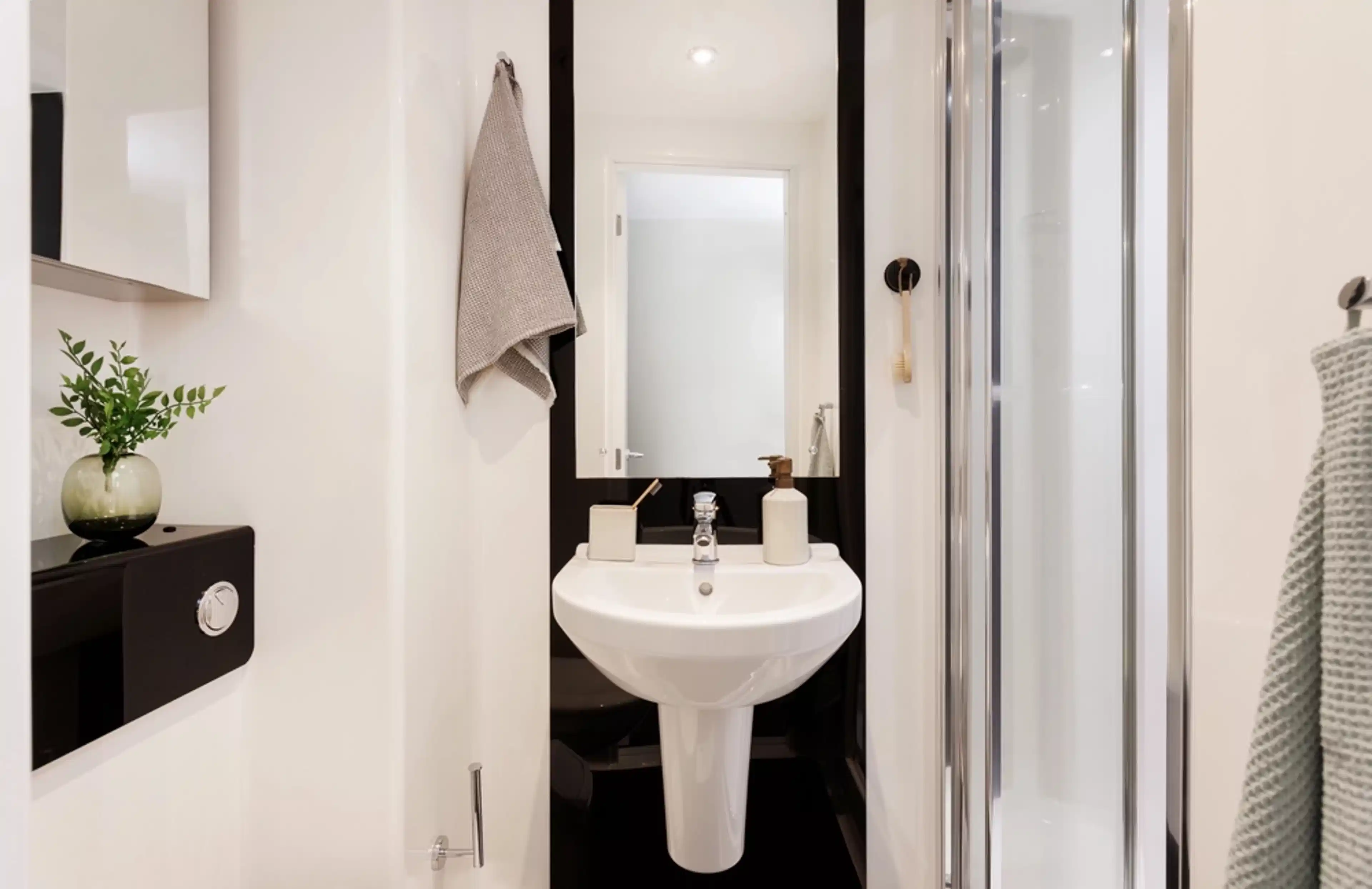 Exterior?w=400&h=260&fit=crop&q=40&auto=format&trim=auto