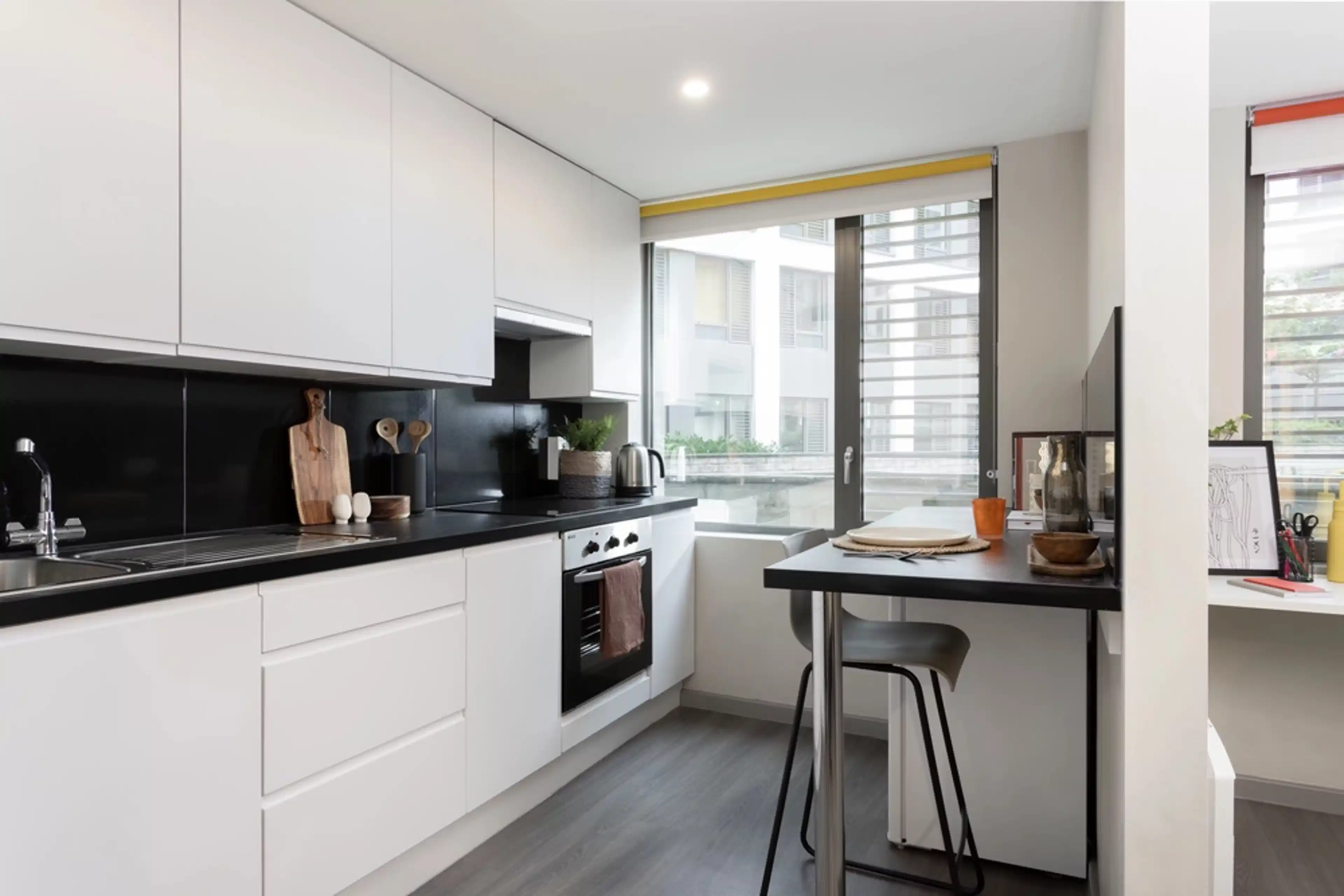 Exterior?w=400&h=260&fit=crop&q=40&auto=format&trim=auto