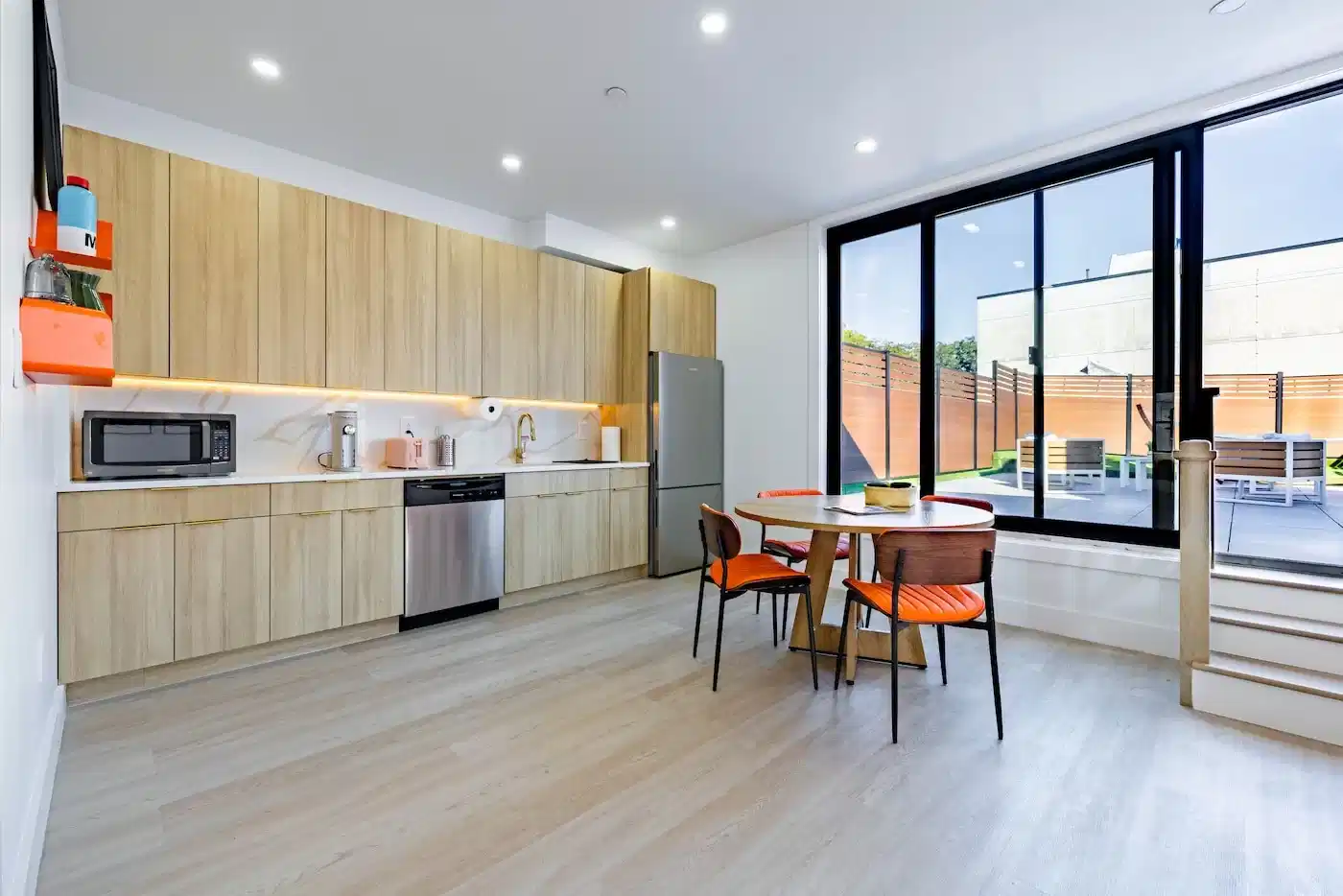 Common Area?w=400&h=260&fit=crop&q=40&auto=format&trim=auto