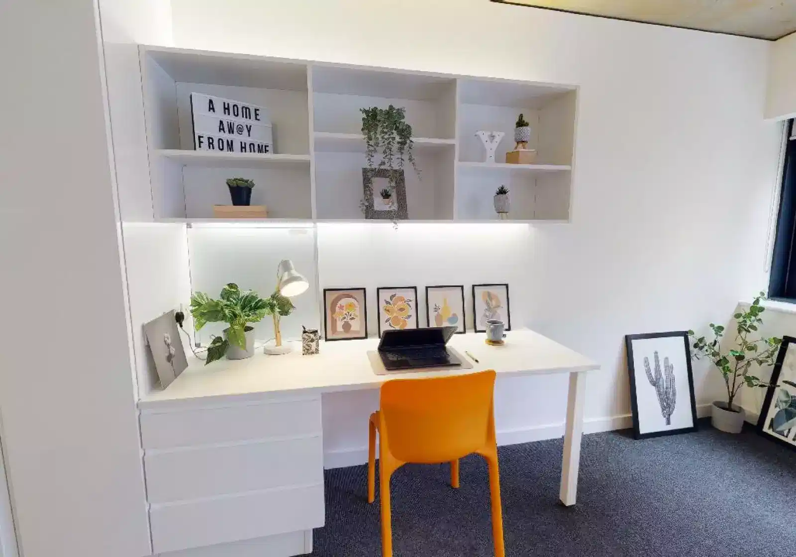 Amenities?w=400&h=260&fit=crop&q=40&auto=format&trim=auto