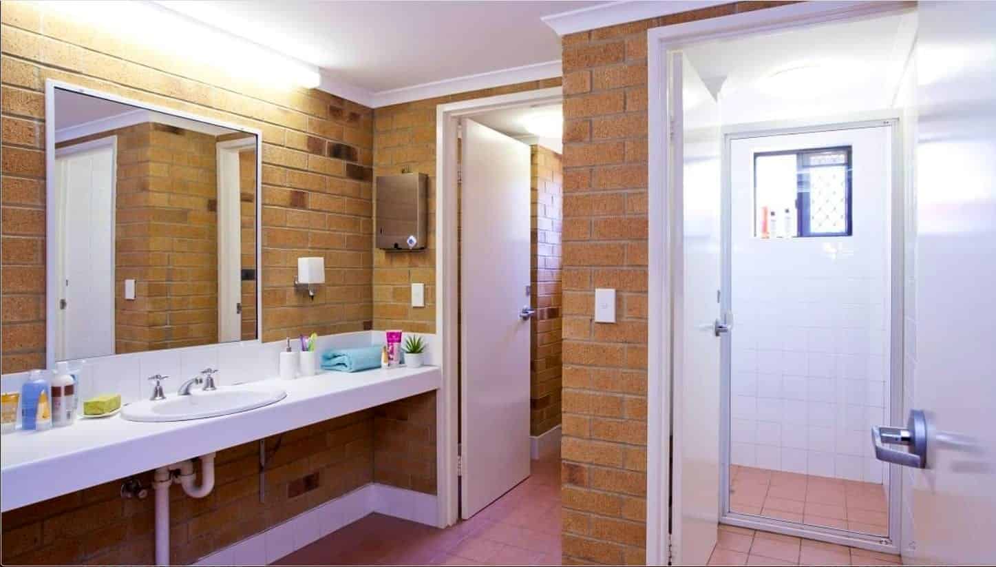 Exterior?w=400&h=260&fit=crop&q=40&auto=format&trim=auto