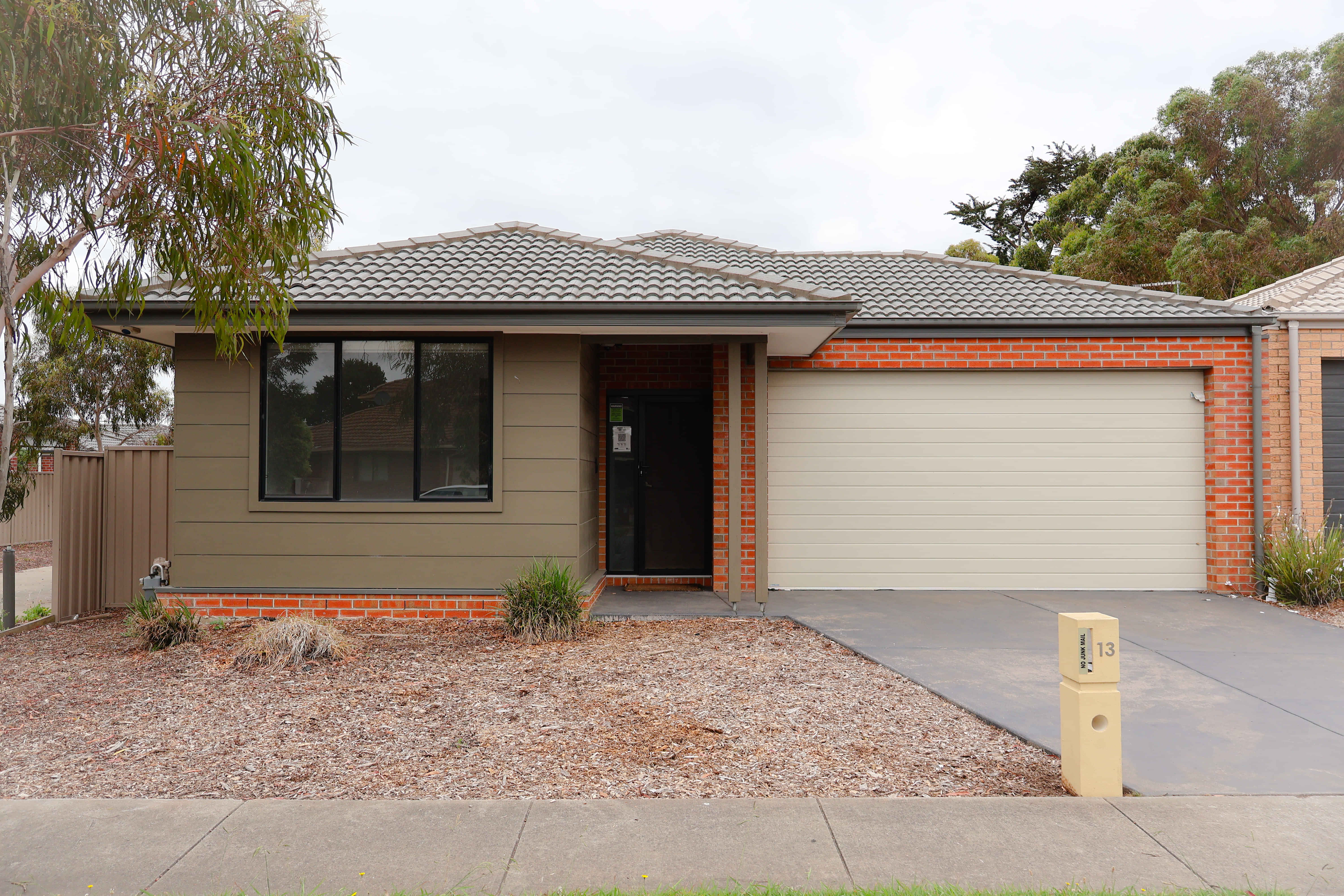 ?w=400&h=260&fit=crop&q=40&auto=format&trim=auto